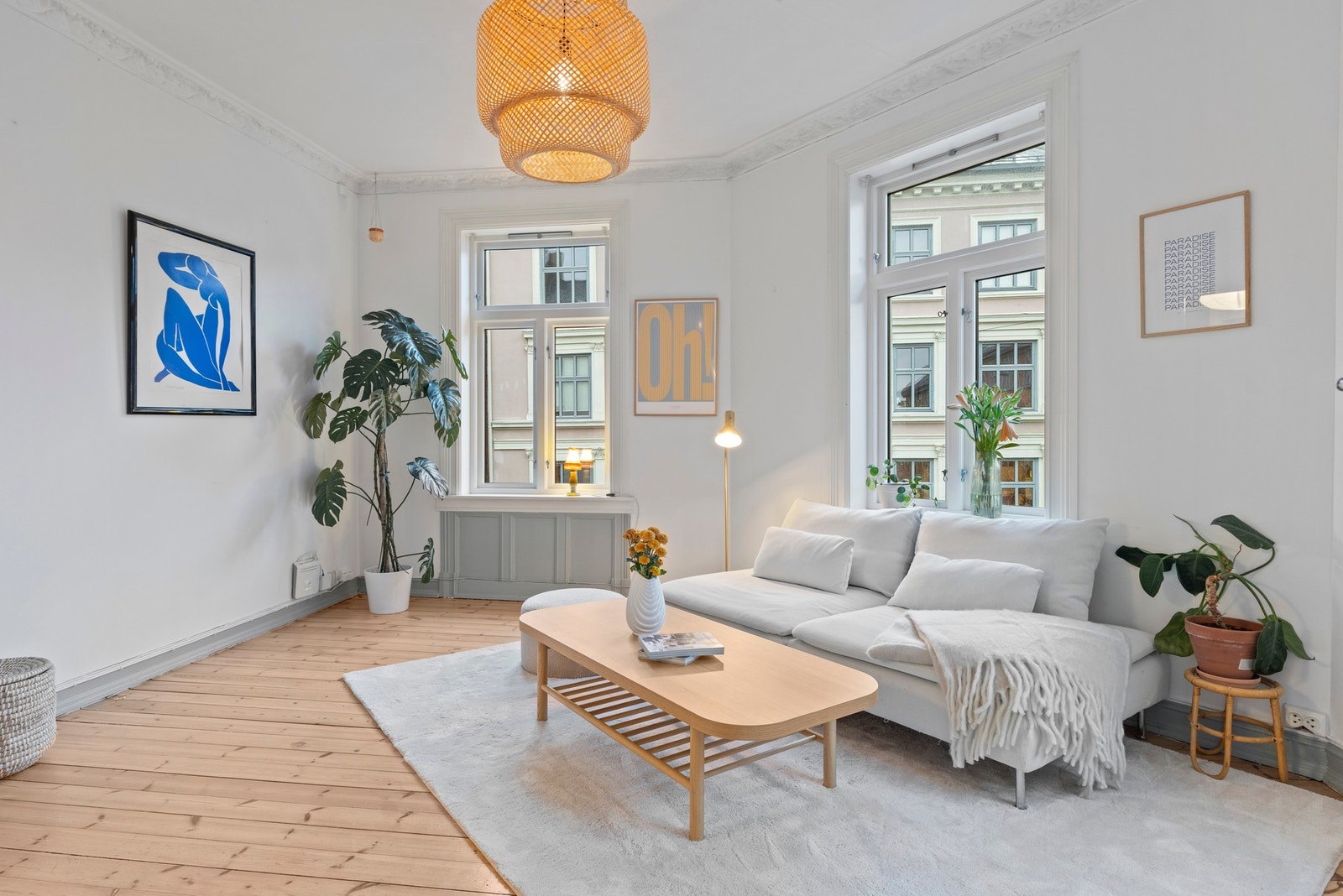 Stuen er lys og innbydende med gode møbleringsmuligheter. Galleribilde