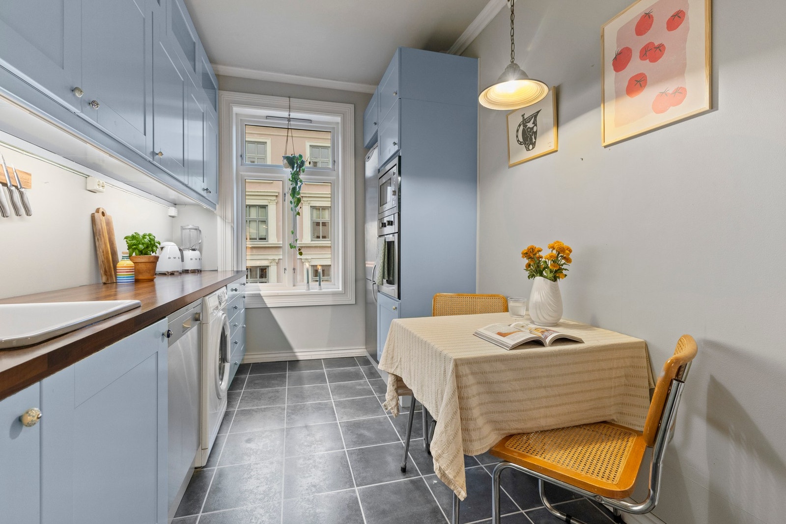 Integrerte hvitevarer med platetopp, komfyr og mikrobølgeovn. Galleribilde