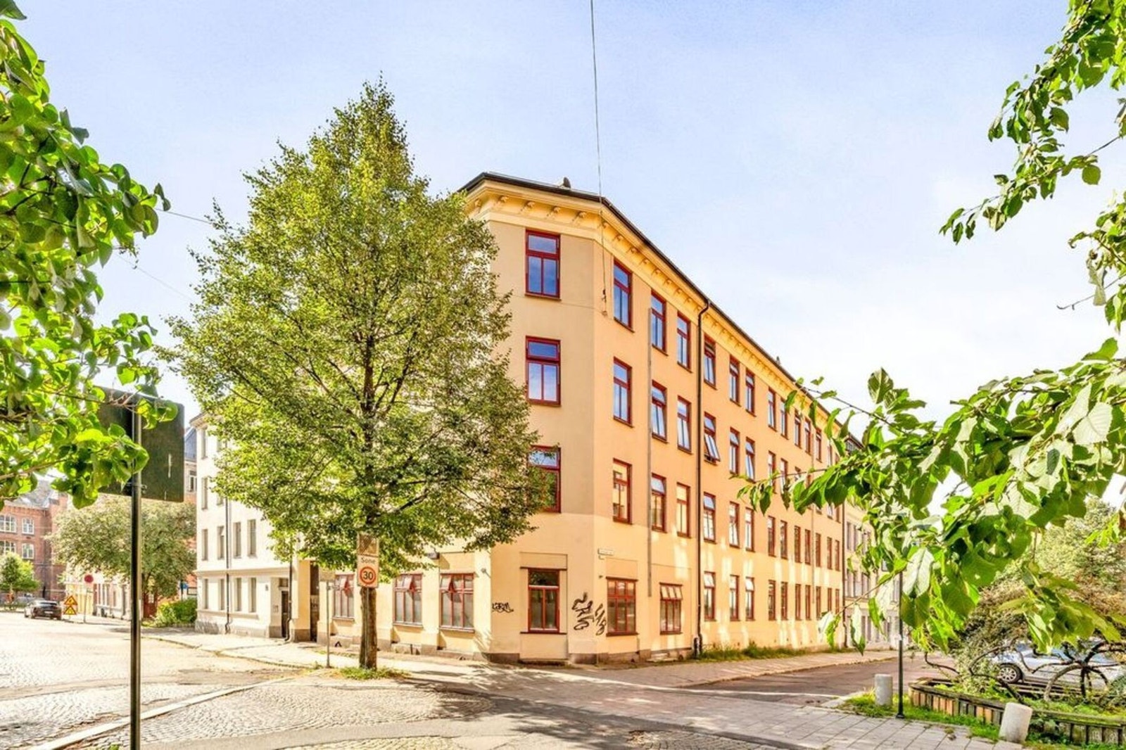 Dette er en mulighet til å sikre seg en bolig som kombinerer klassiske detaljer og en attraktiv beliggenhet på Grünerløkka. Galleribilde