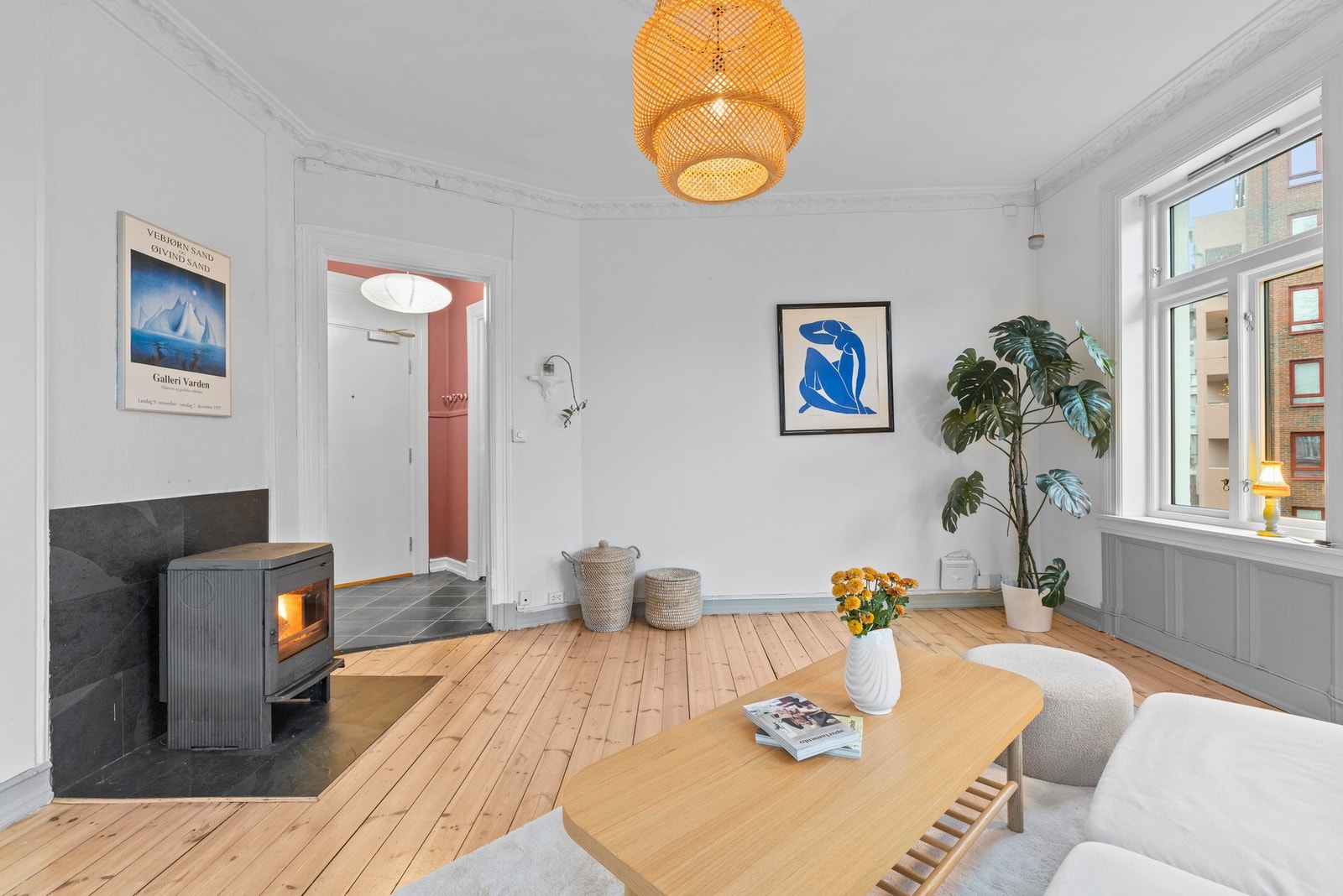 Det er god plass til sofagruppe og medievegg. Galleribilde