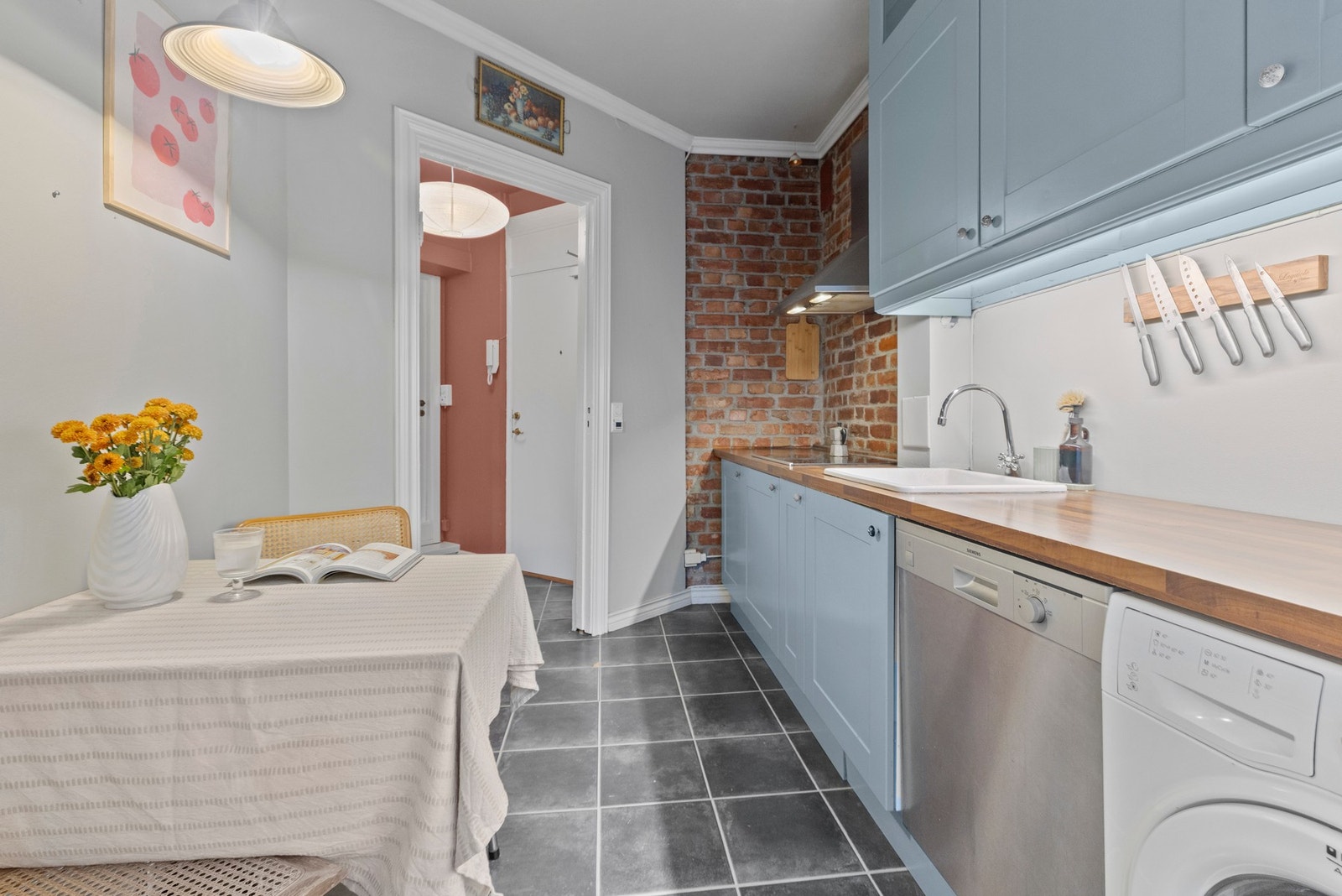 Det er god plass til spisebord på kjøkkenet. Galleribilde