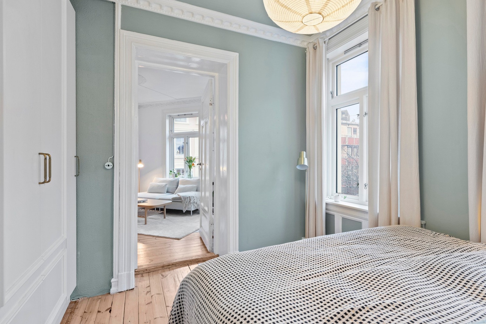 Et komfortabelt soverom med gode løsninger. Galleribilde