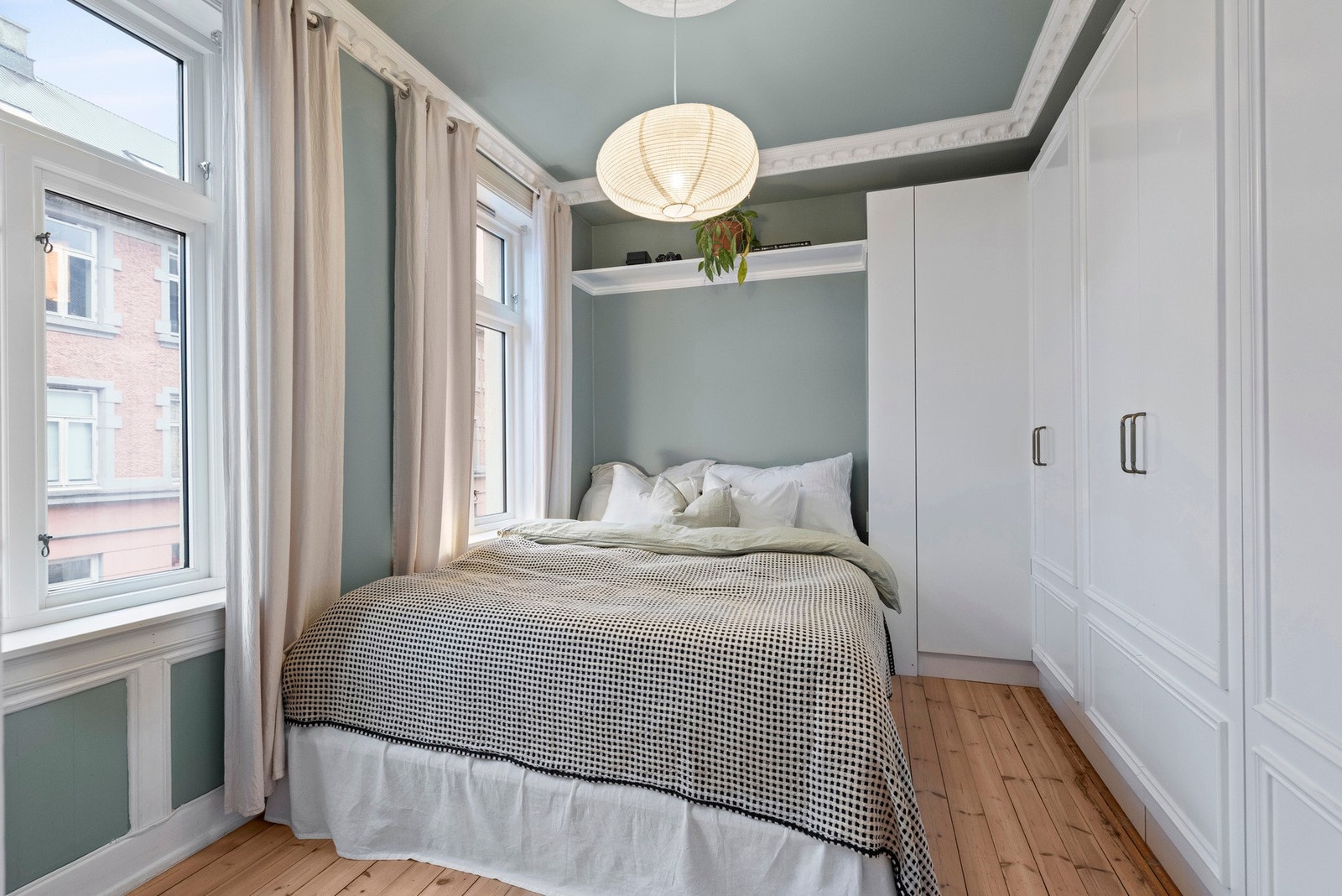 Boligens soverom er av god størrelse med plass til dobbeltseng. Galleribilde