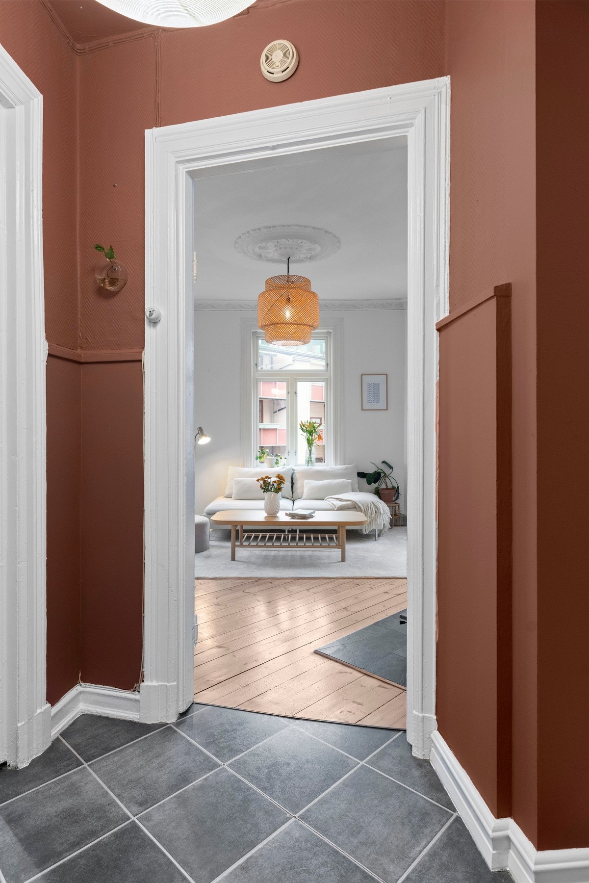 Velkommen inn til en sjarmerende leilighet med klassiske detaljer og god romfølelse. Galleribilde