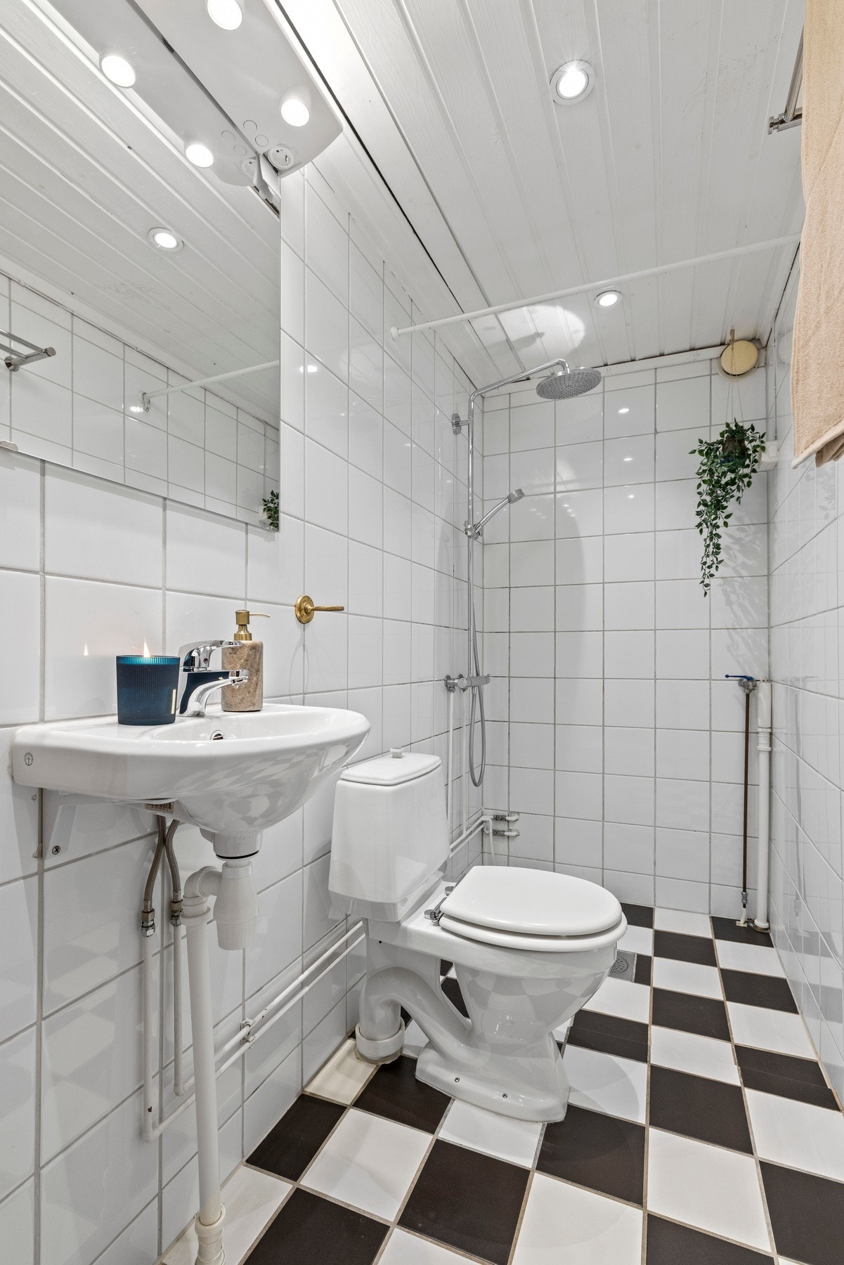 Pent flislagt bad med elektriske varmekabler i gulv. Galleribilde