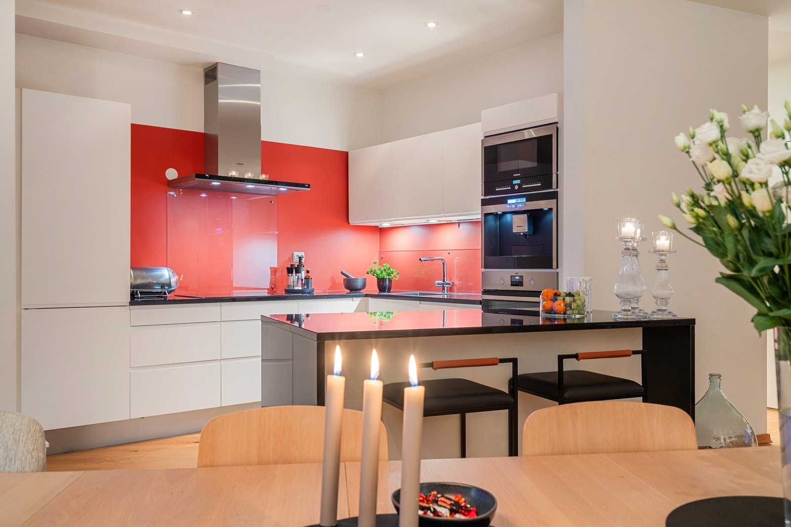 Denne leiligheten er designet for deg som verdsetter plass, komfort og arkitektonisk kvalitet. Galleribilde