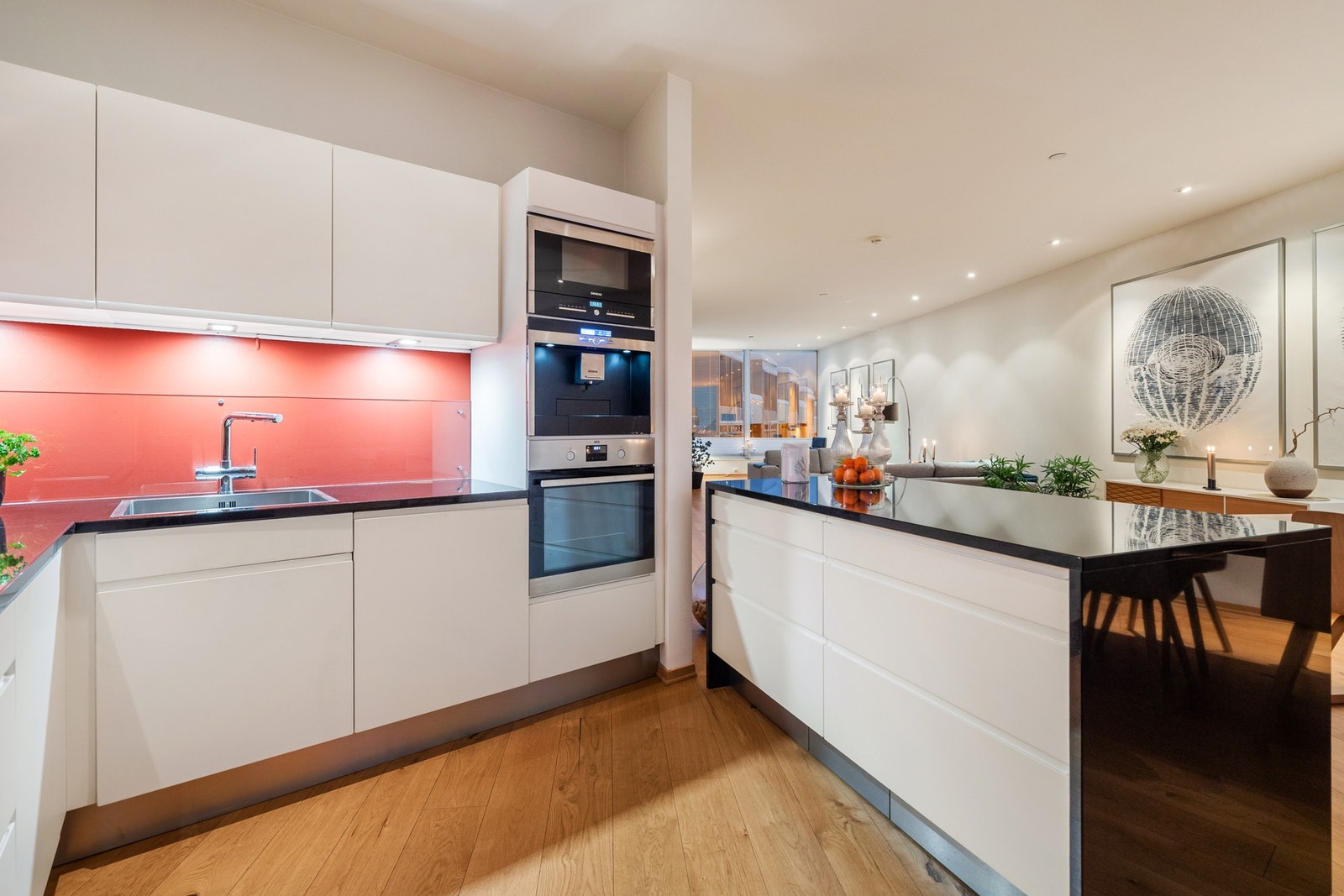 Her får du en bolig som skiller seg ut - med luftige rom, god takhøyde og store vindusflater, som slipper inn rikelig med dagslys gjennom hele dagen. Galleribilde