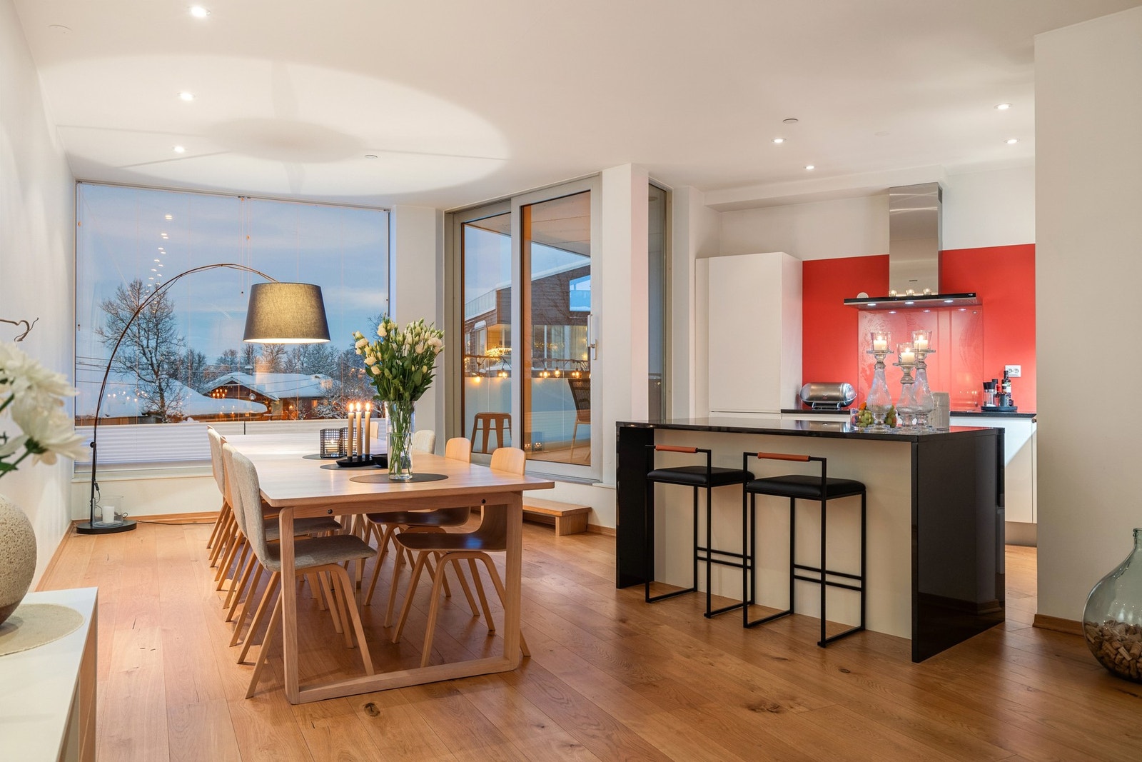 Leiligheten byr på en gjennomtenkt og innbydende planløsning, der store sosiale soner står i sentrum. Galleribilde