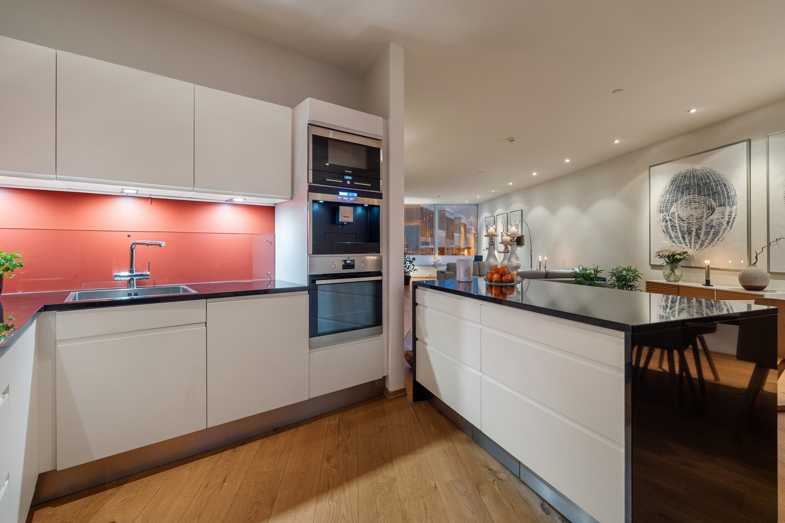 Det er utstyrt med integrerte hvitevarer som kaffemaskin, kjøl/fryseskap, oppvaskmaskin, stekeovn og koketopp. Galleribilde