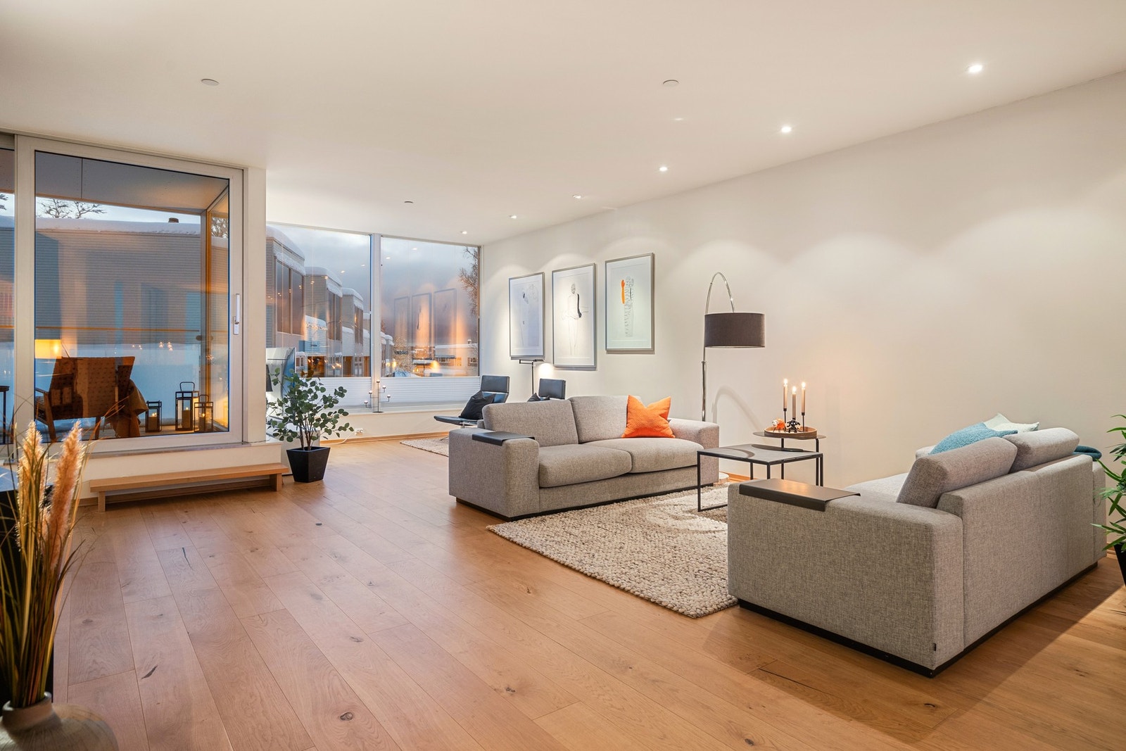 Store vindusflater i stuen slipper både dagslys og utsikt inn. Galleribilde