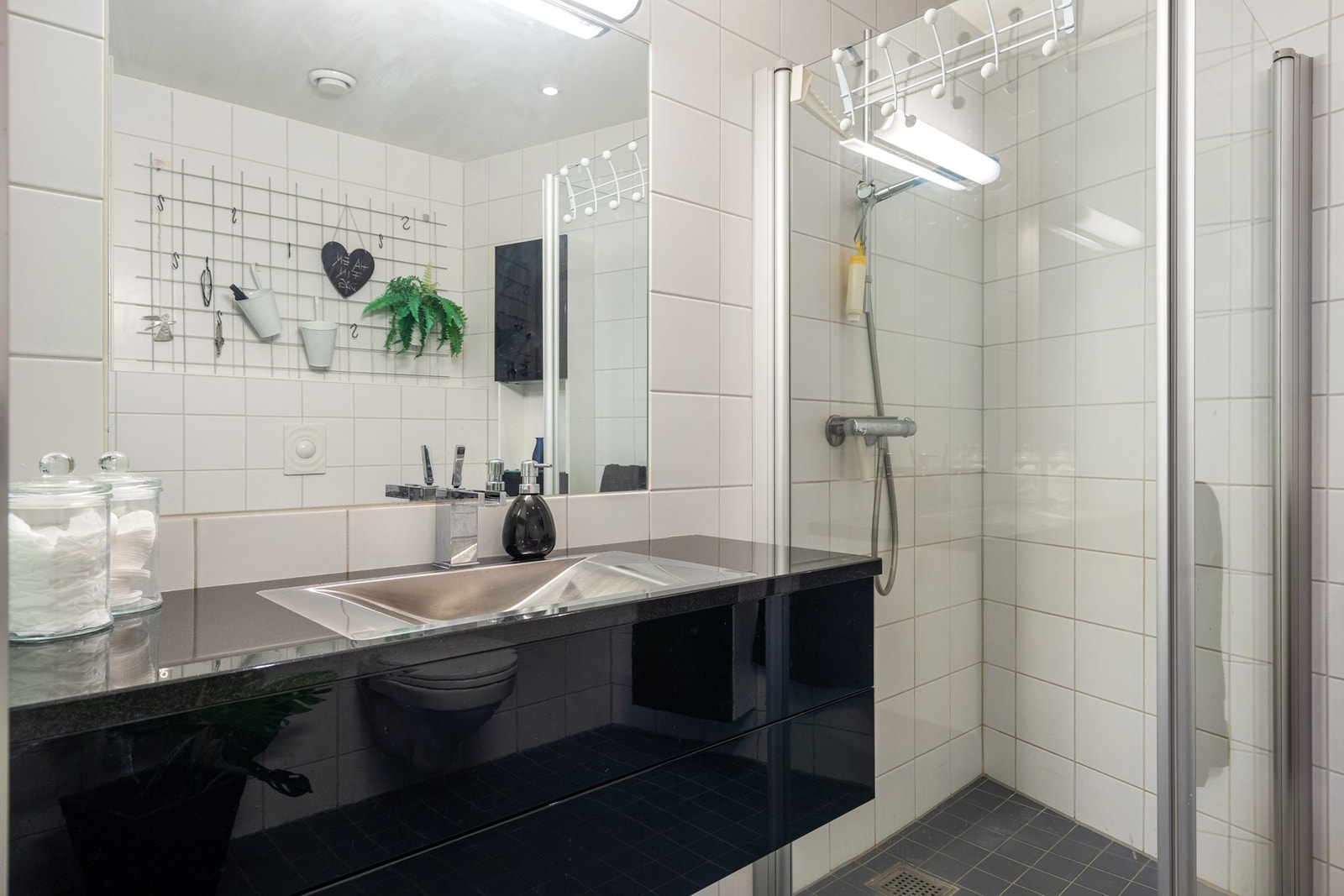 Begge badene har et moderne uttrykk. Galleribilde