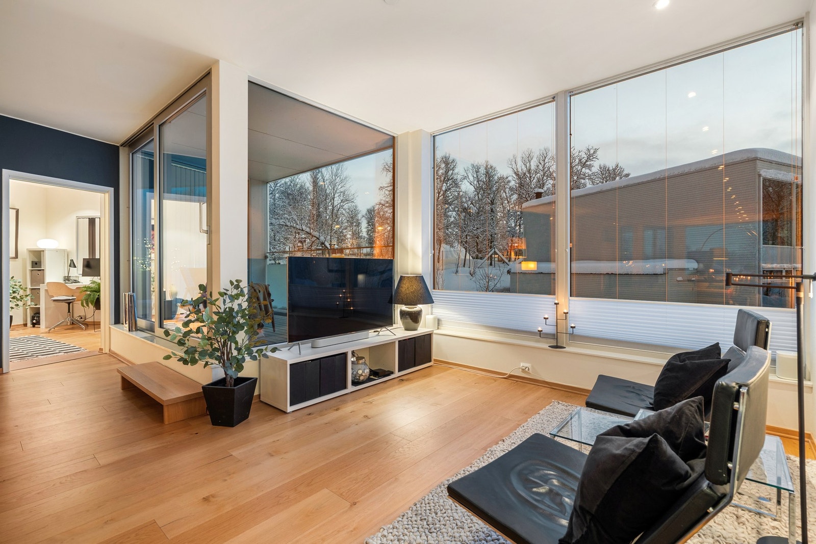 Dette er en leilighet med særpreg, kvalitet og en følelse av romslighet som sjelden finnes i leiligheter. Galleribilde