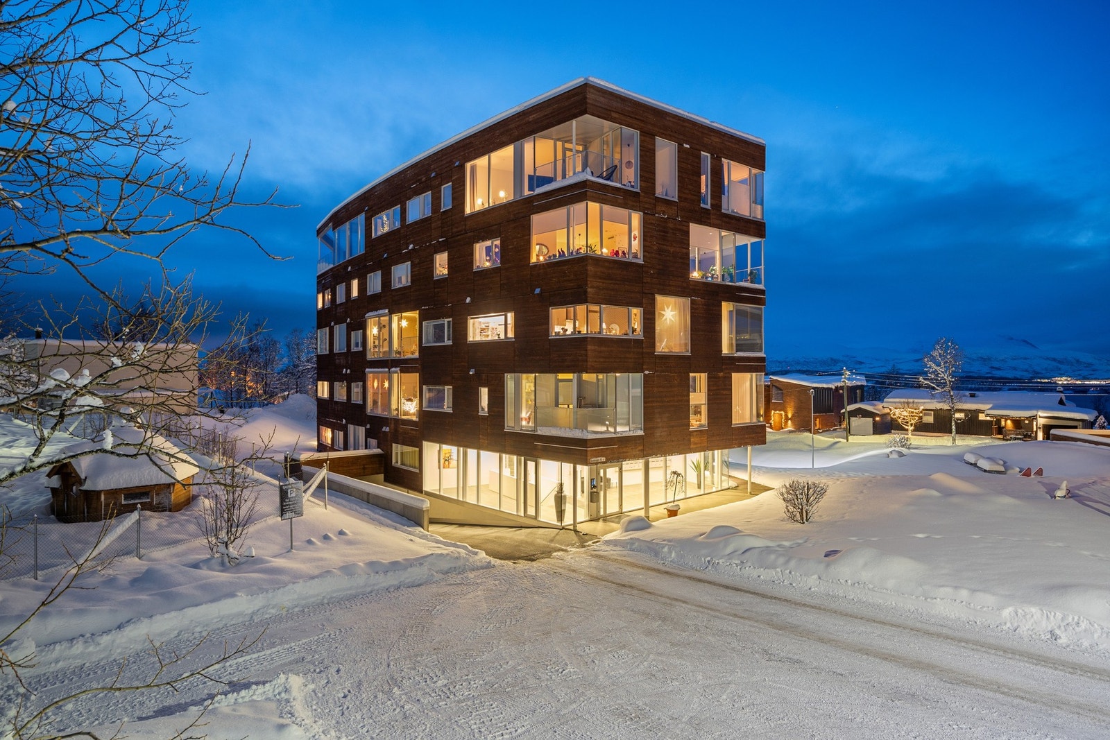 Leiligheten ligger i Brinken Terrasse, som er en lekker terrasseblokk tegnet av 70 grader Nord arkitektur. Galleribilde