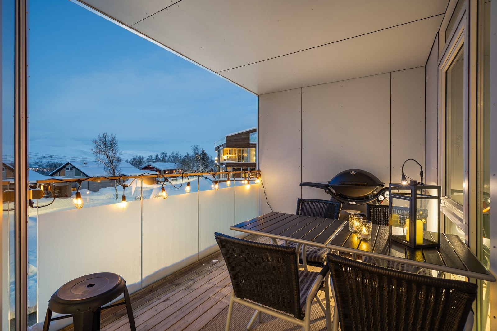 Med to deilige verandaer, får du muligheten til å nyte både morgenkaffen og kveldssolen i rolige omgivelser. Galleribilde