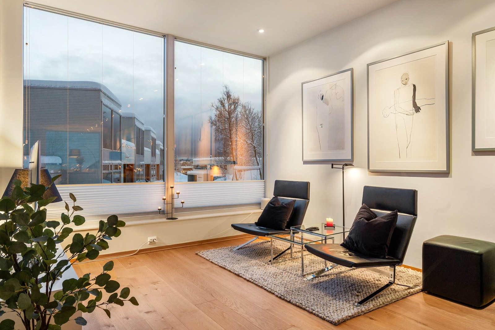 Luftig takhøyde, rene linjer og store vindusflater, som skaper et lyst og harmonisk hjemmemiljø. Galleribilde