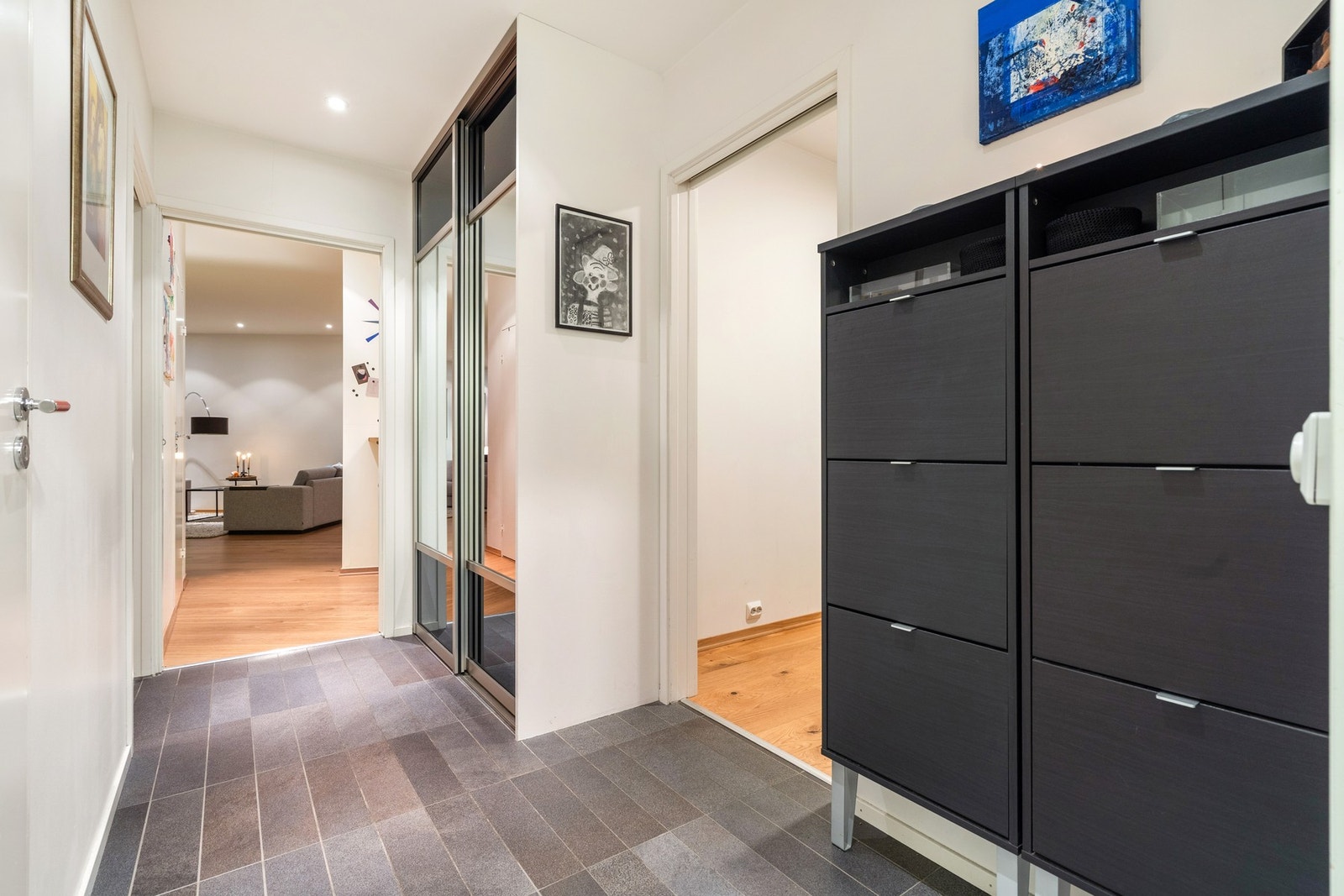 Innbydende entre med flislagt gulv og garderobe. Galleribilde