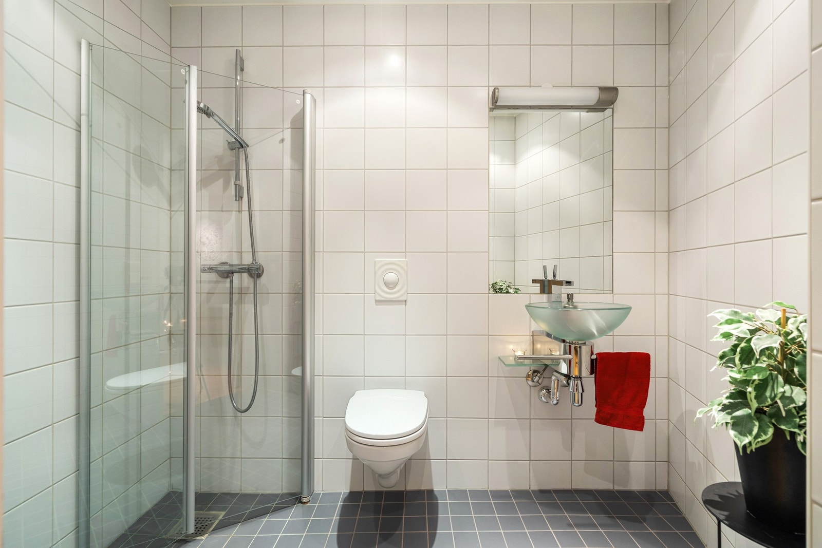 Moderne innredninger, dusjnisje med innfellbare dører og WC. Galleribilde