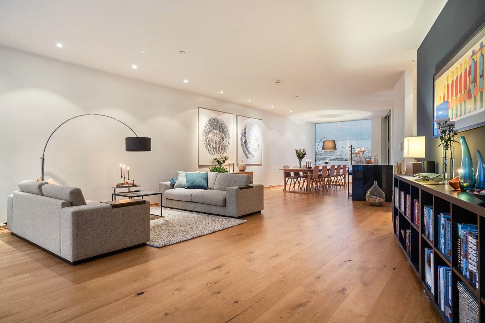 Arkitekturen fremhever store rom, rene linjer og praktiske løsninger, noe som gjør boligen både elegant og svært brukervennlig. Galleribilde