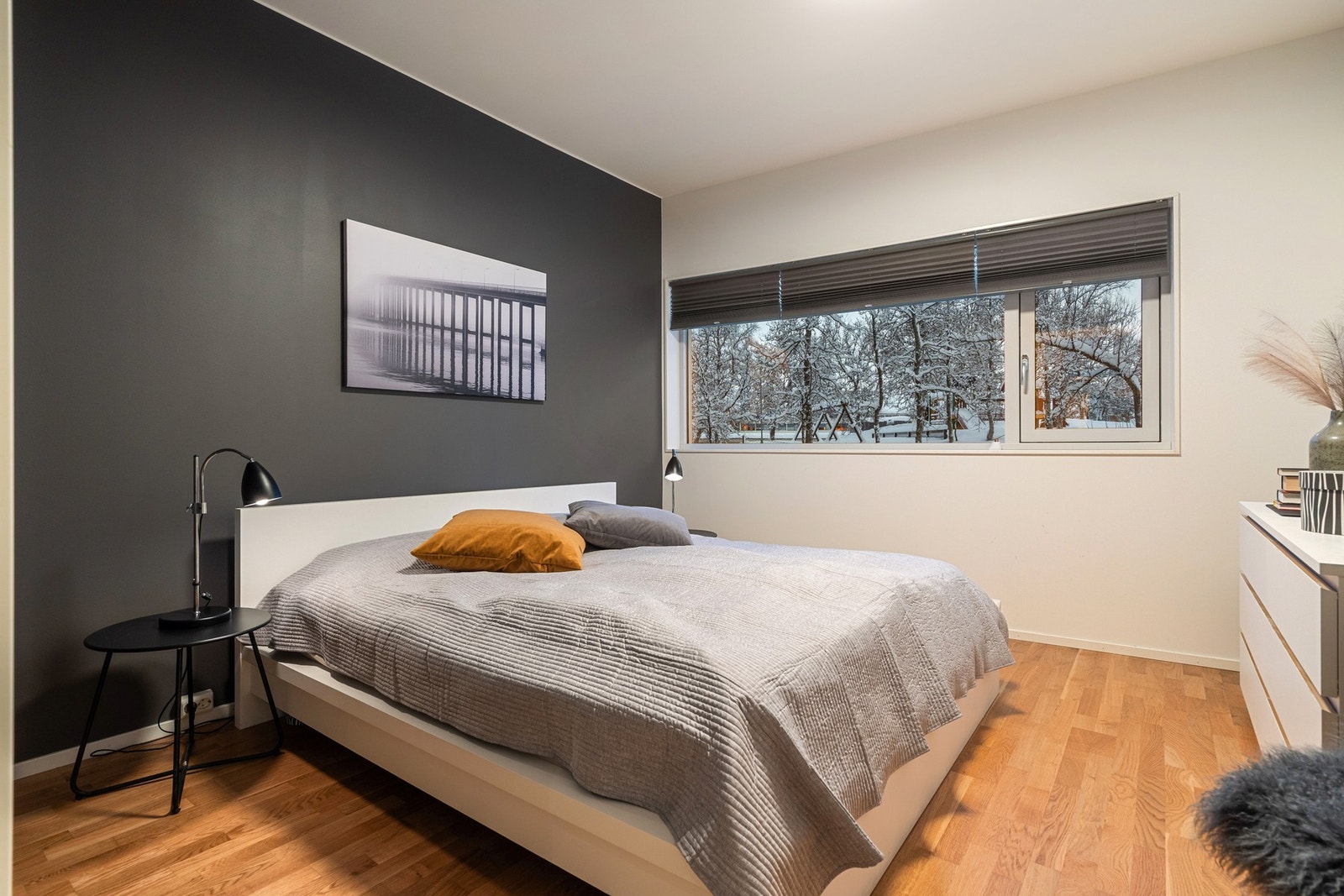 Hovedsoverommet ligger usjenert til. Galleribilde