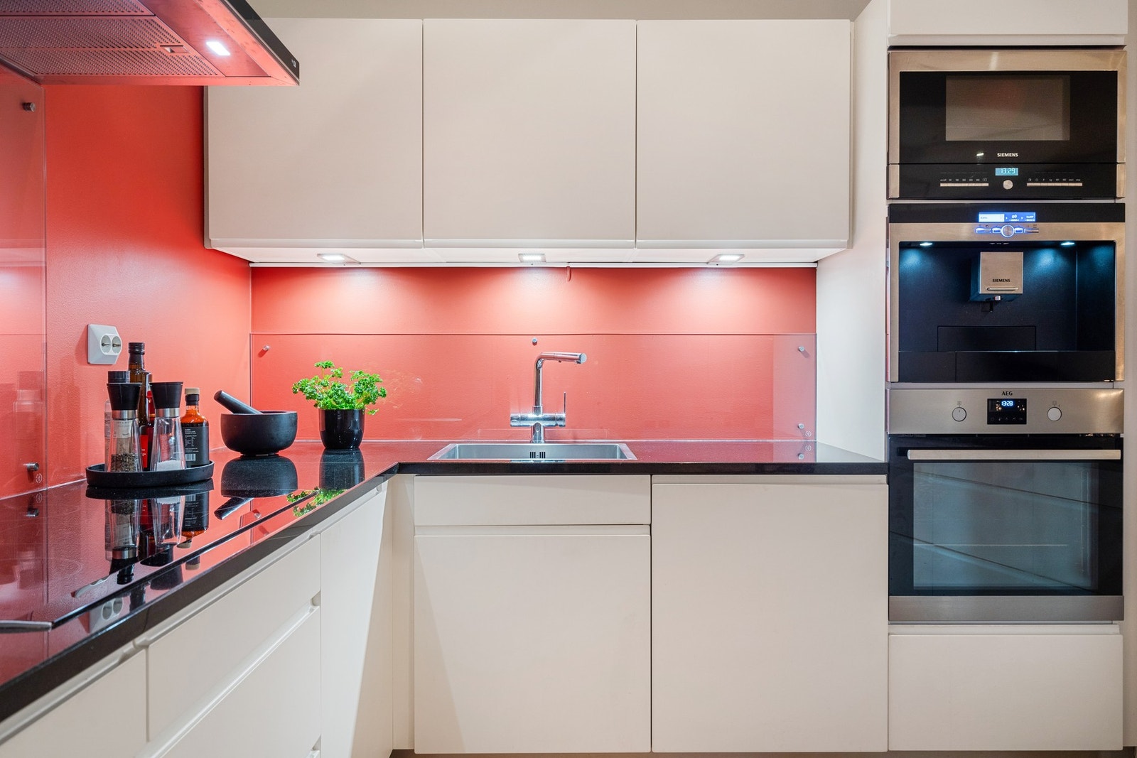 Det moderne kjøkkenet med praktisk kjøkkenøy er et naturlig samlingspunkt for både matlaging og mingling. Galleribilde