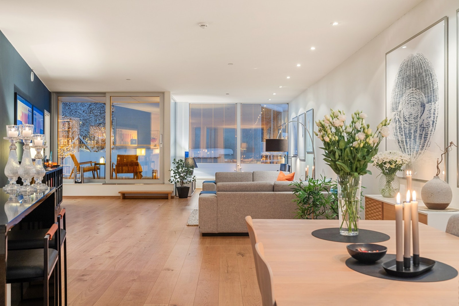 God størrelse på stuen med en ekstra takhøyde. Galleribilde