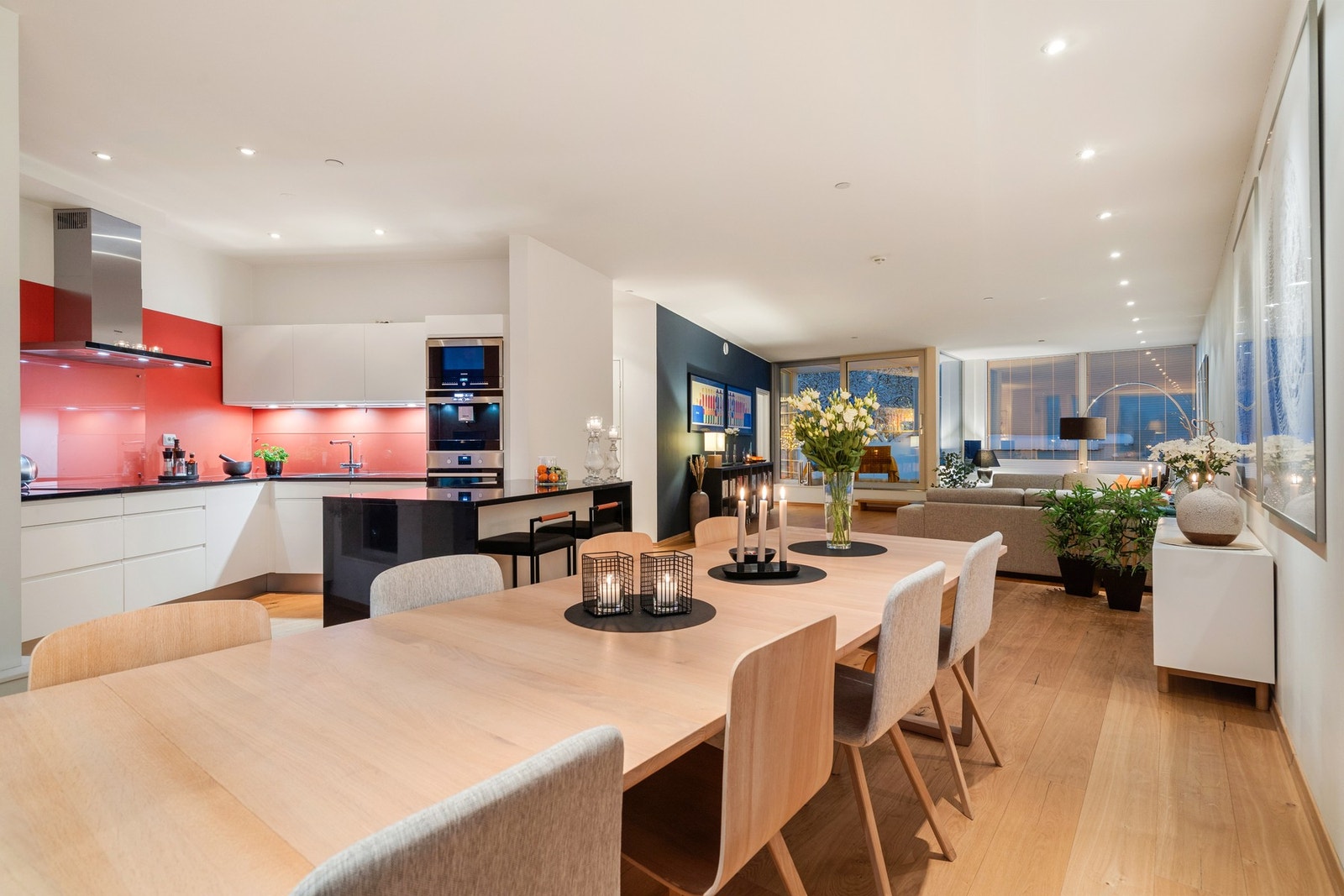 Den romslige stuen og egen spisestue, gir perfekte rammer for både hverdagsliv og hyggelige sammenkomster. Galleribilde