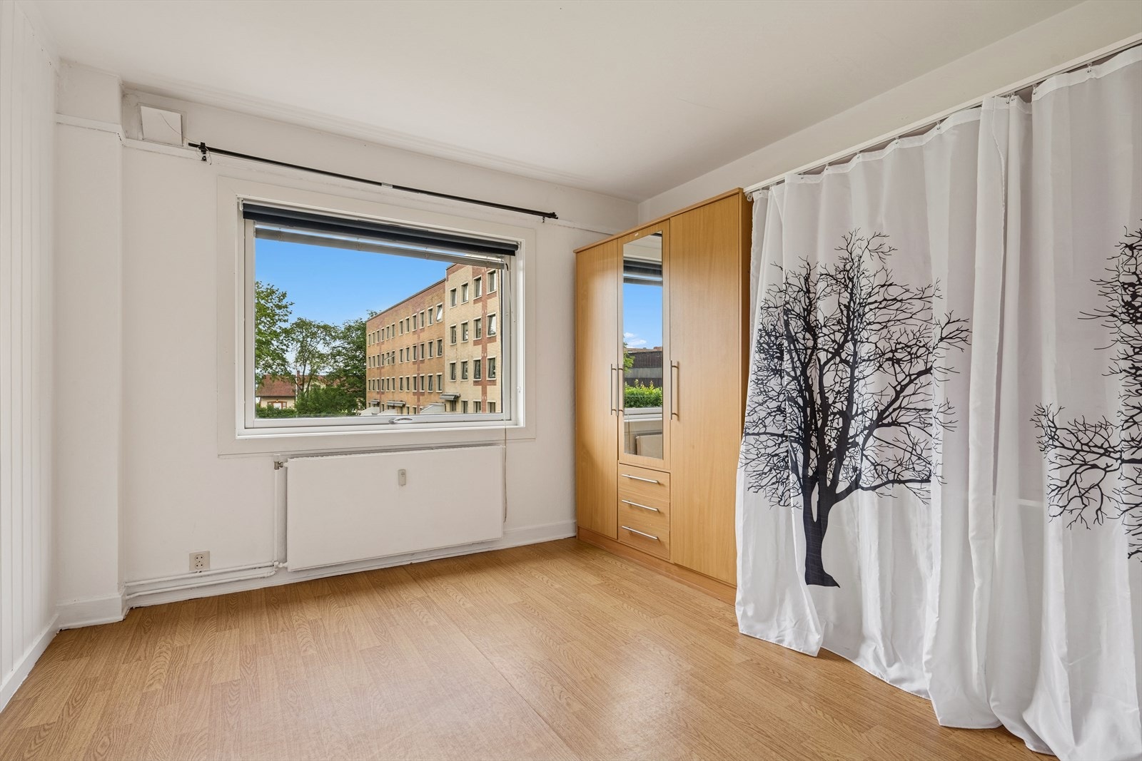 Soverom 2 har også en god størrelse med vindu mot de rolige fellesarealene Galleribilde