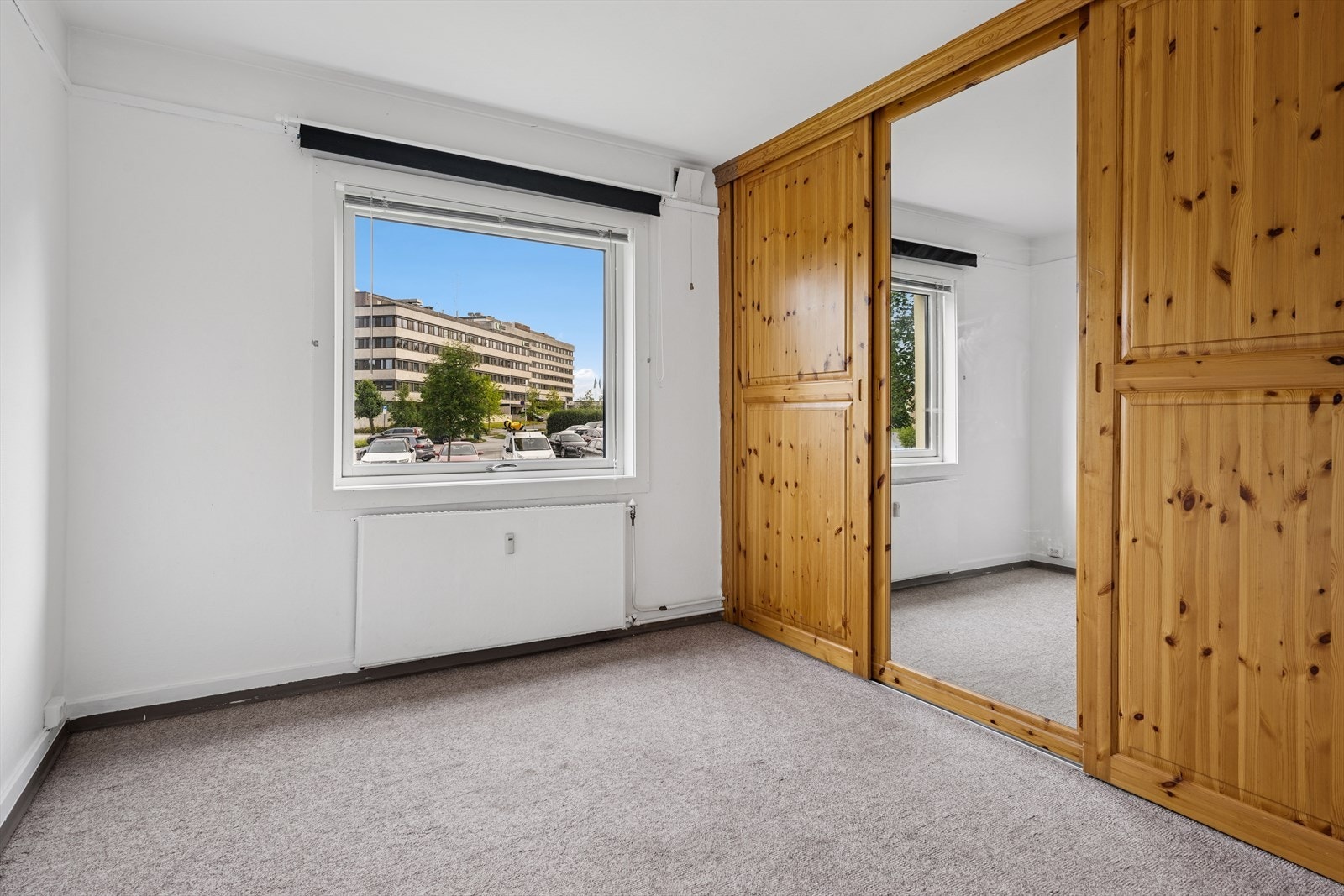 Soverommet har en romslig skyvedørsgarderobe Galleribilde