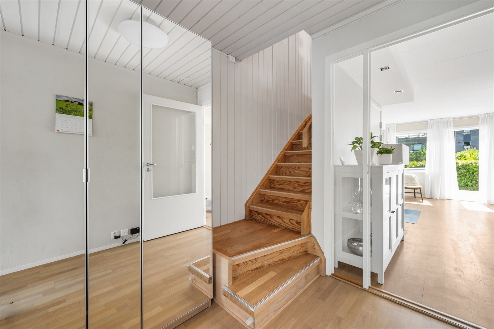 Trapp til 2. etg. og innsyn til stue Galleribilde