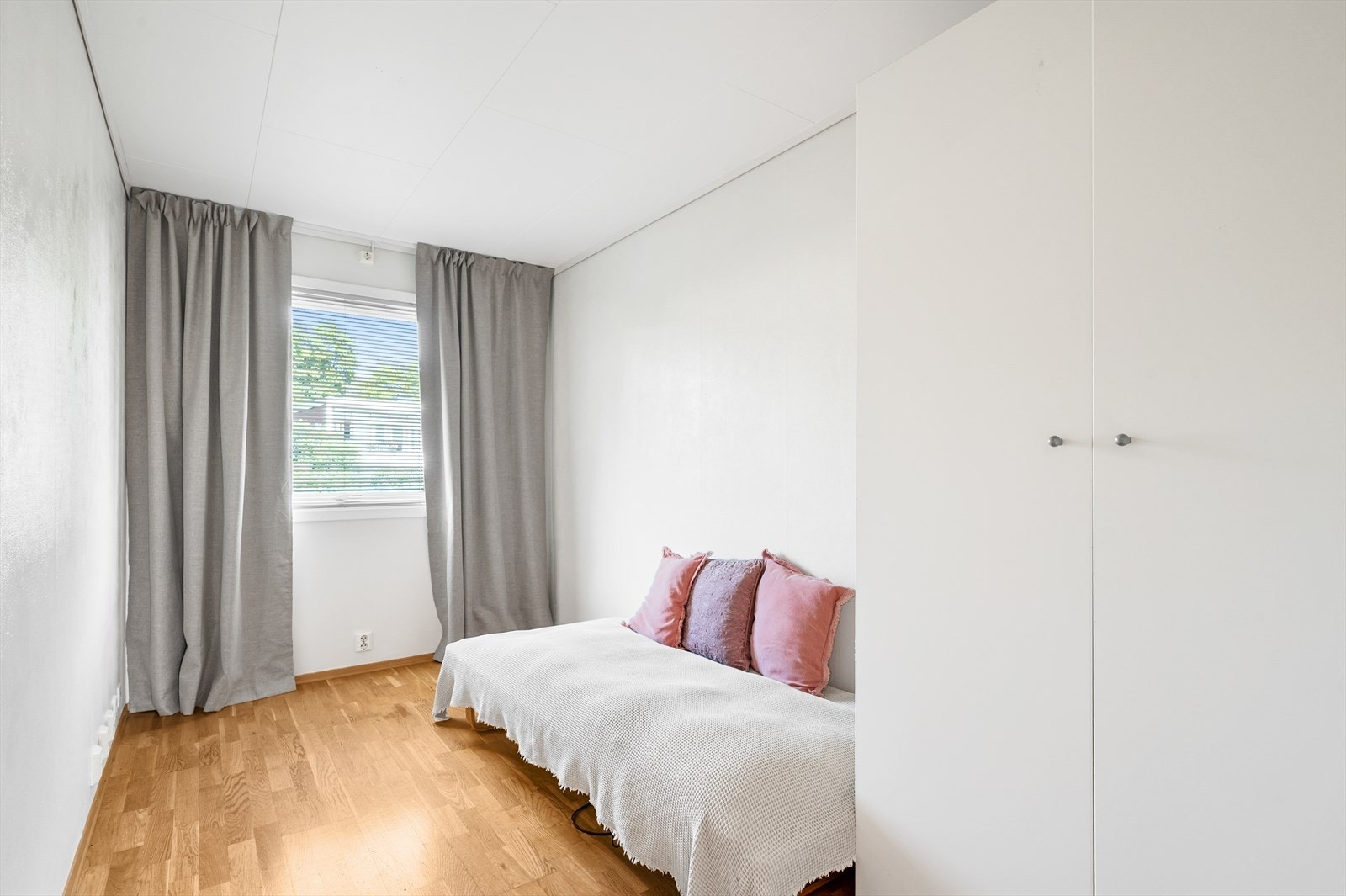 Soverom #2 i 2. etg. med skap og plass til seng og skrivebord Galleribilde