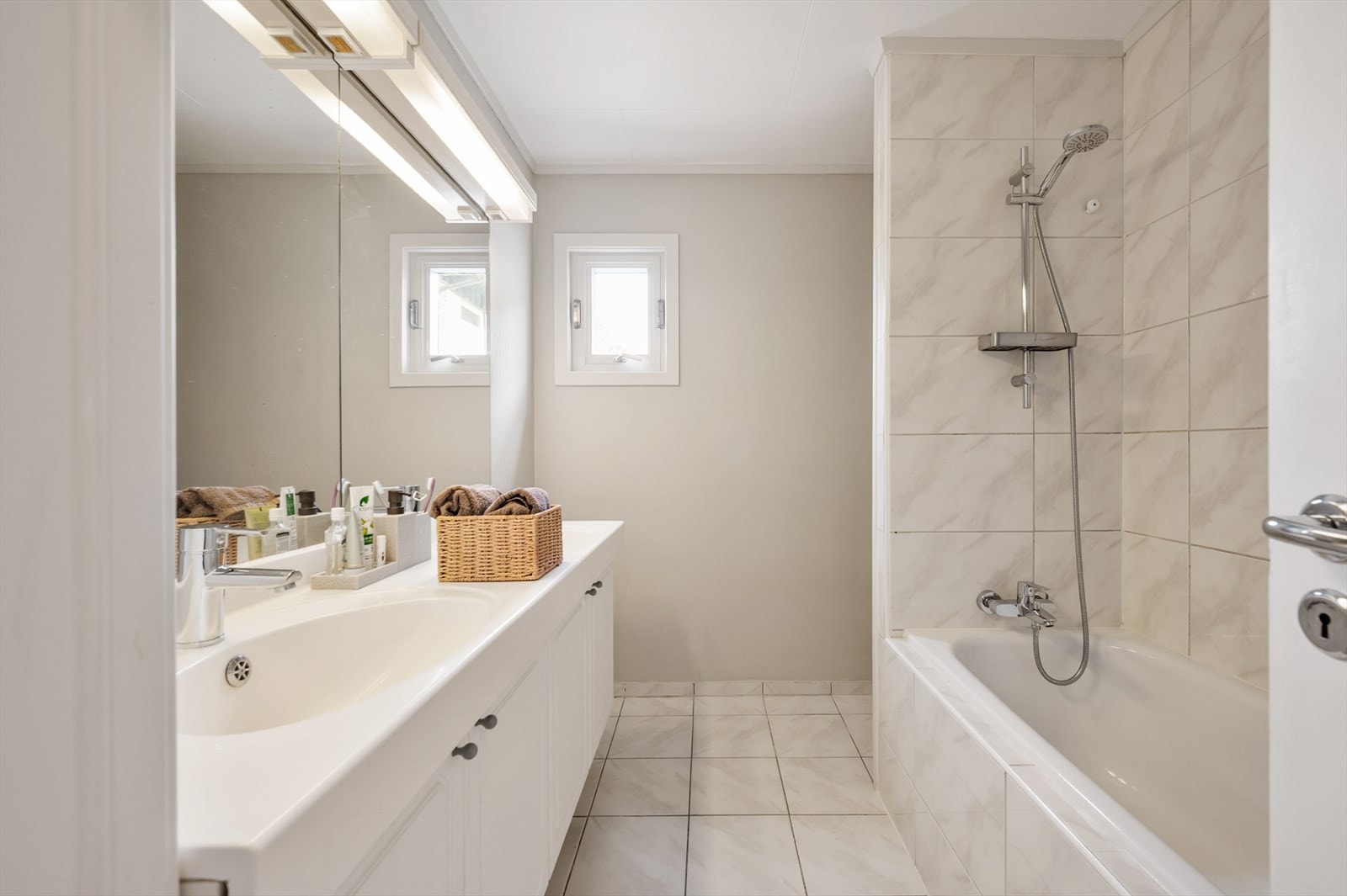 Bad i 2. etasje er flislagt med varmekabler i gulv, dobbel servant og badekar med dusj. Opplegg for vaskemaskin og tørketrommel. Mekanisk ventilasjon med avtrekk. Galleribilde