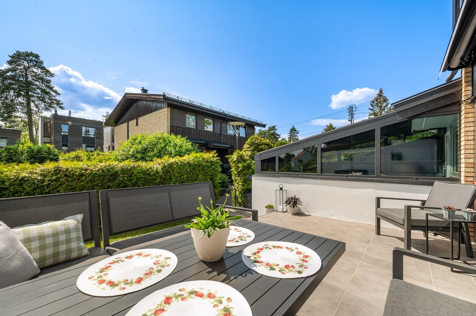 Uteplass med god plass til utemøbler Galleribilde