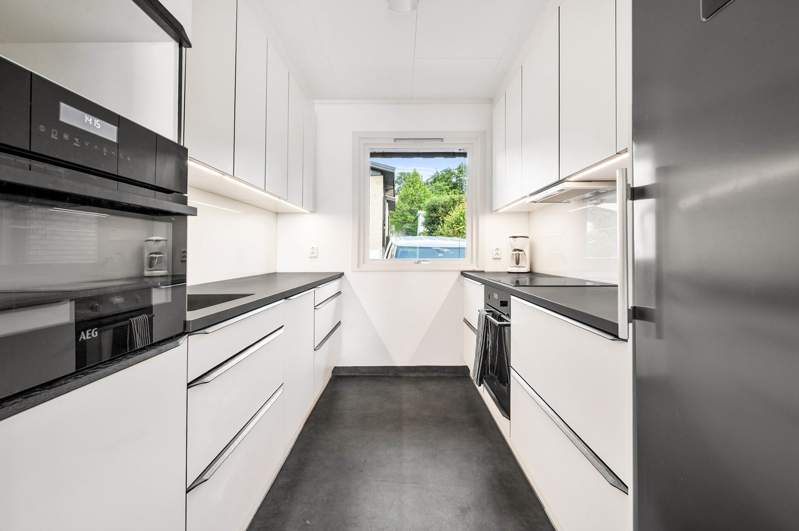 Kjøkken med HTH innredning fra 2018 og to ovner hvorav den ene er en kombi-mikro/stekeovn Galleribilde