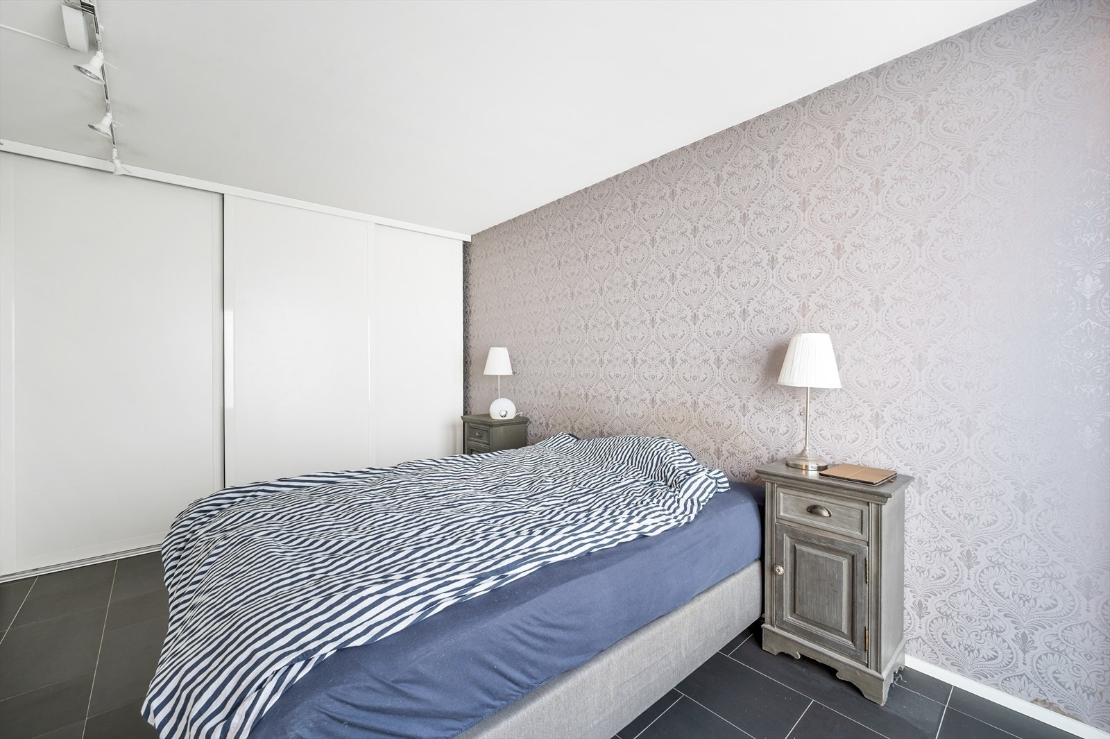 Soverom/oppholdsrom i med skyvedørsgarderobe. "Godkjent som sekundærstue" Galleribilde