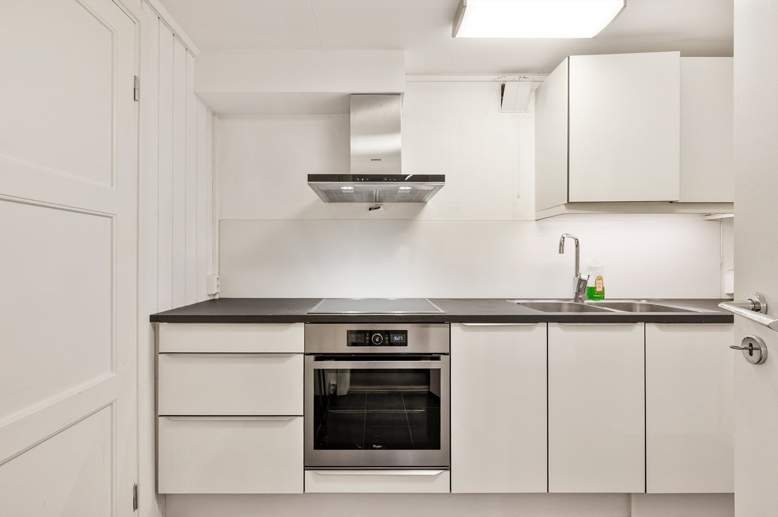 Kjøkken i kjeller/hybel montert 2016. Endring fra bod til kjøkken er ikke byggesøkt. Galleribilde