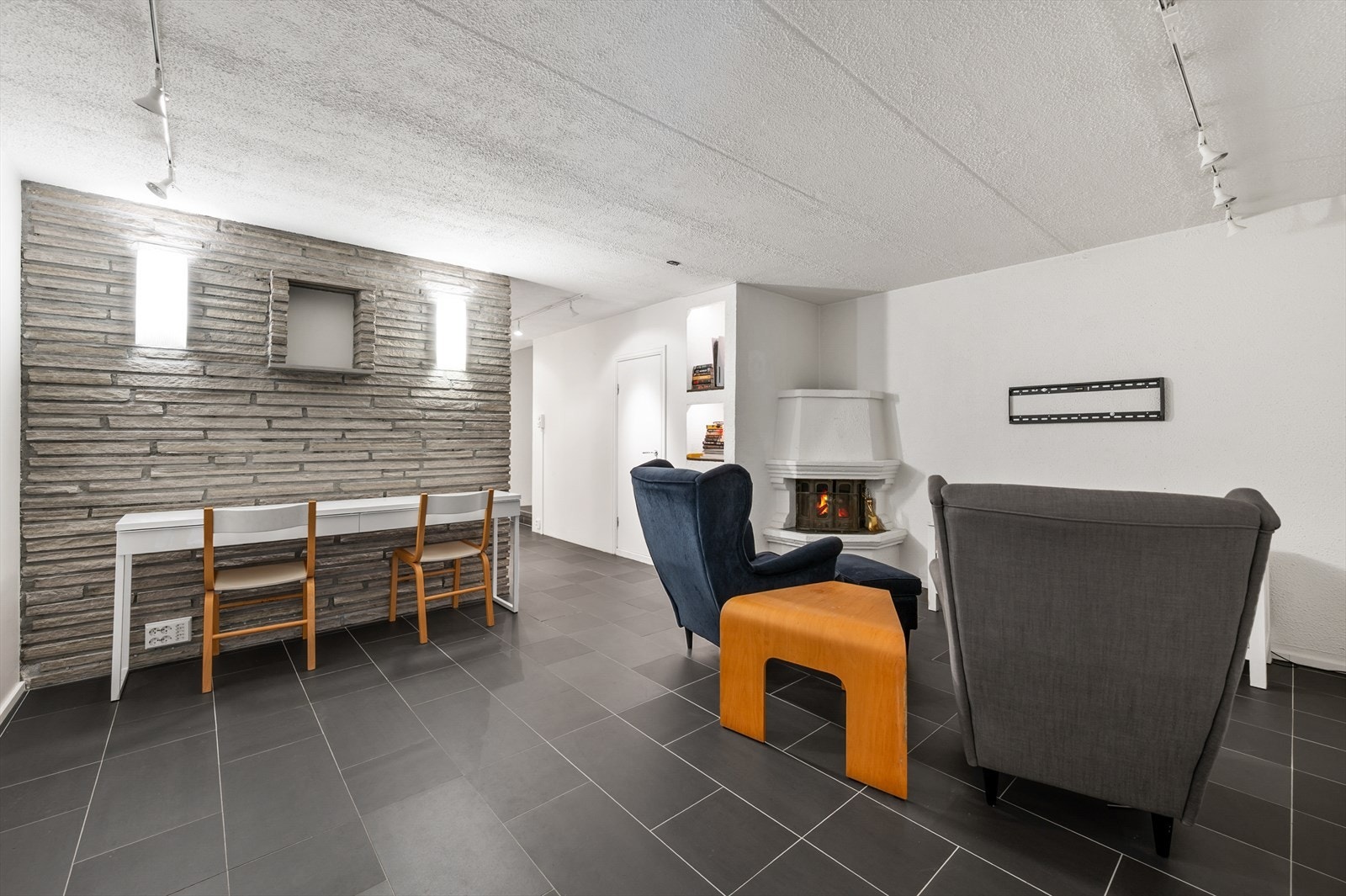 Kjellerstue med med ildsted og flislagt gulv med varmekabler i gulv. Godkjent som oppbevaringsrom. Galleribilde