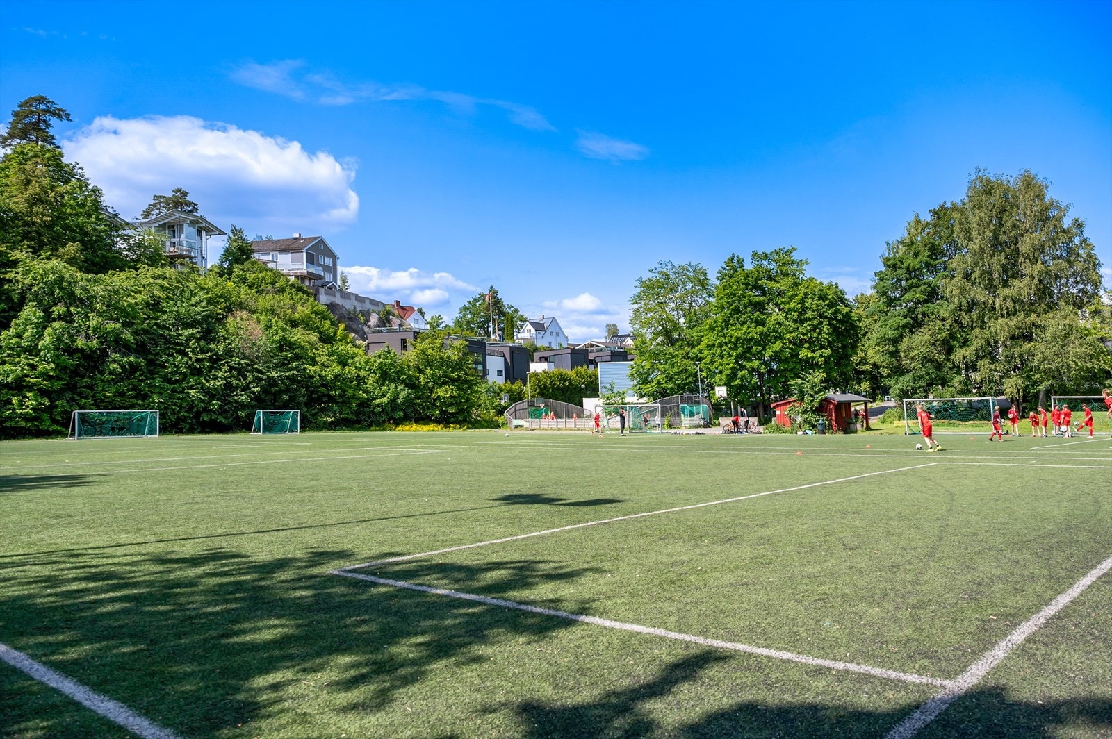 Hullebergmyra kommunale kunstgressbaner, ballbinge ca 150 meter fra boligen Galleribilde