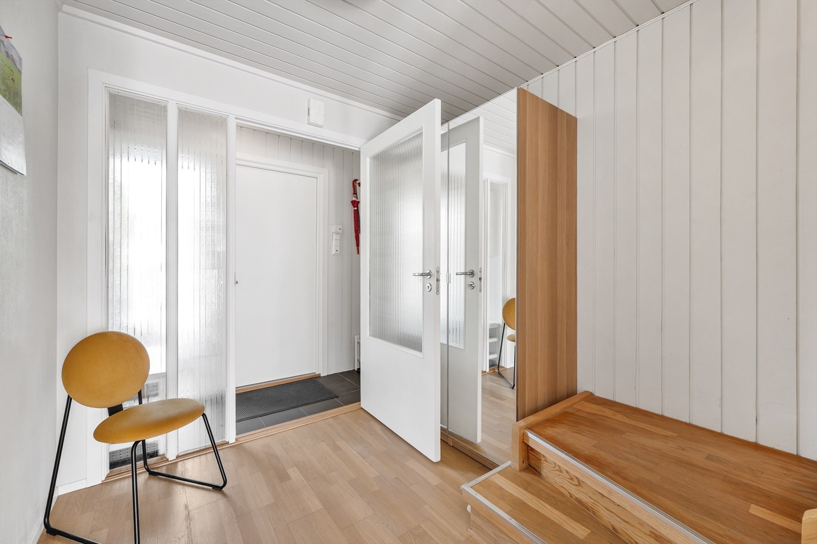 Vindfang og entré med garderobeskap Galleribilde