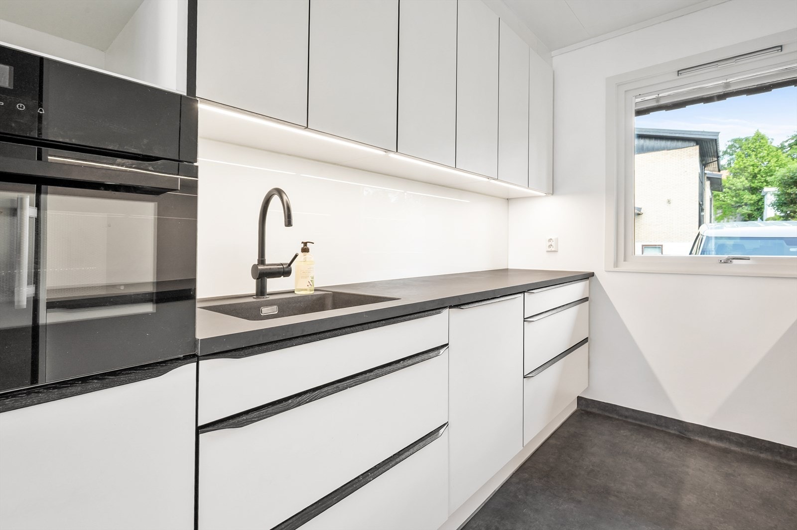 Her er det rikelig med både skap- og skuffer Galleribilde