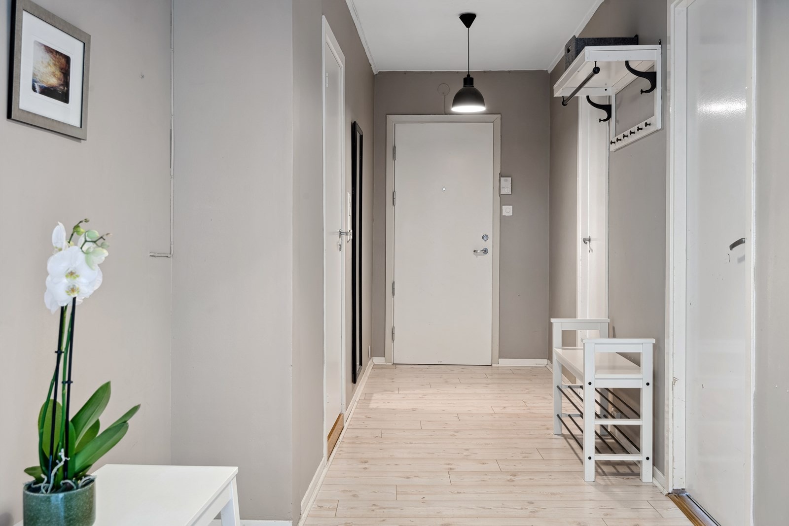 I gangen er det god plass til å henge fra seg yttertøy Galleribilde