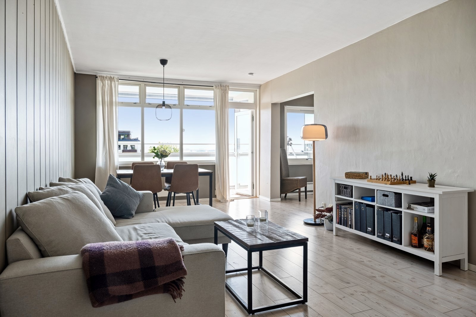 God plass til både sofa og spisestue Galleribilde