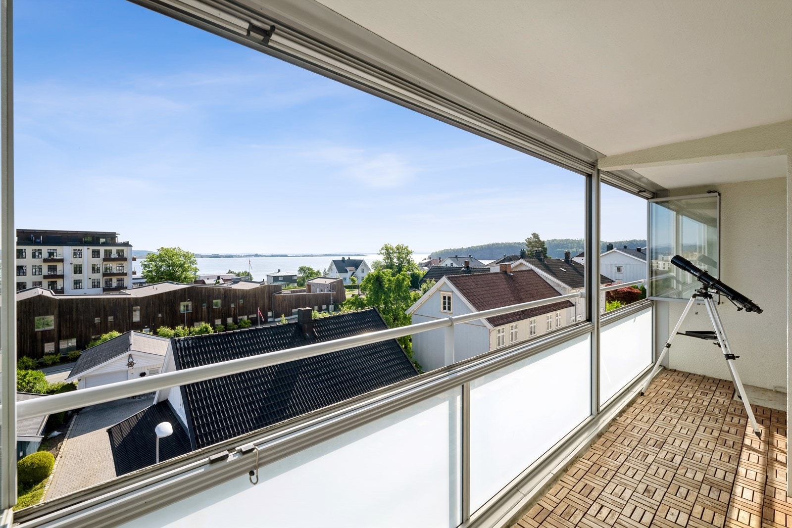 Det er flott sjøutsikt fra balkongen og god plass til utemøbler Galleribilde