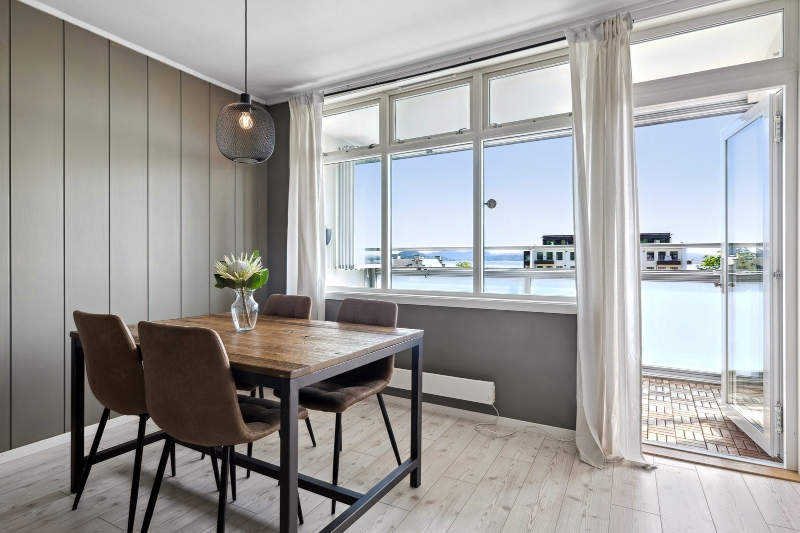 Fra stuen er det utgang til balkong Galleribilde