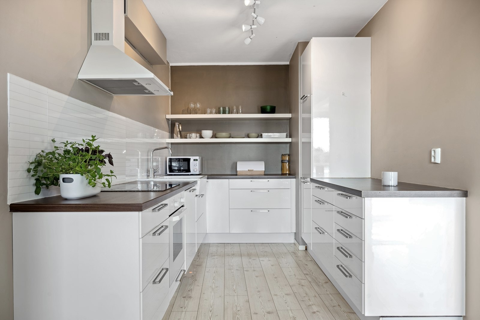 Delikat kjøkken med slette fronter og laminat benkeplate. Galleribilde