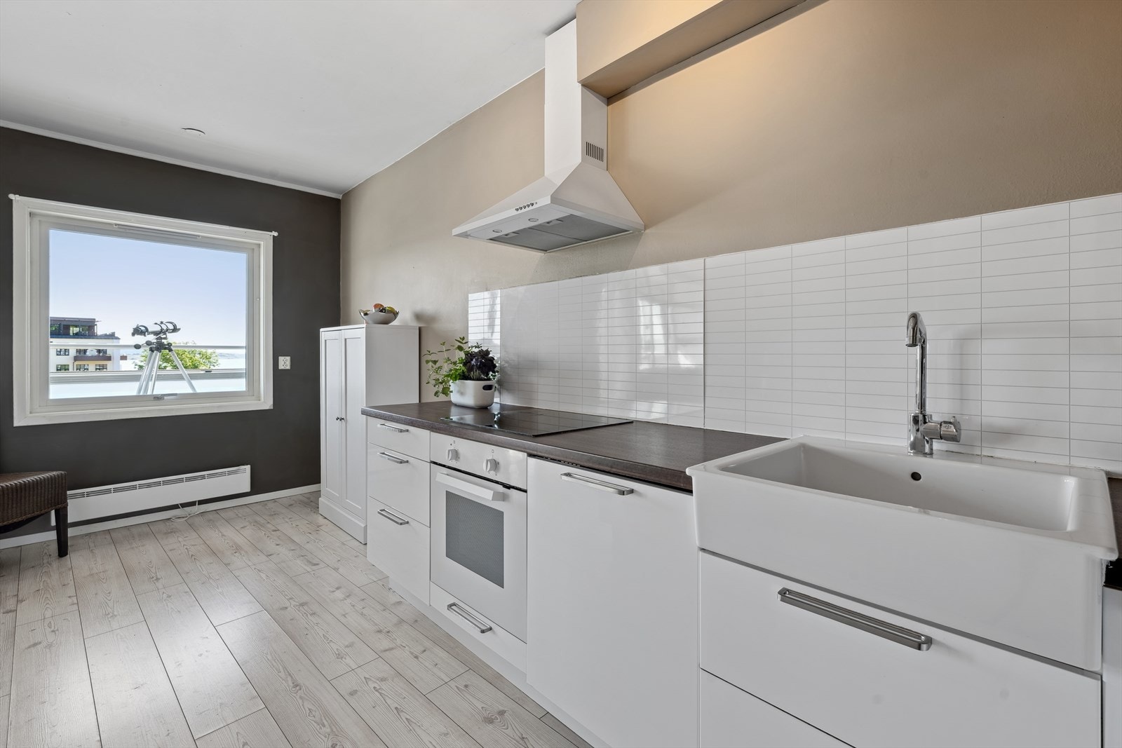 Det er god plass til kjøkkenbord hvor man kan nyte utsikten under måltidene. Galleribilde