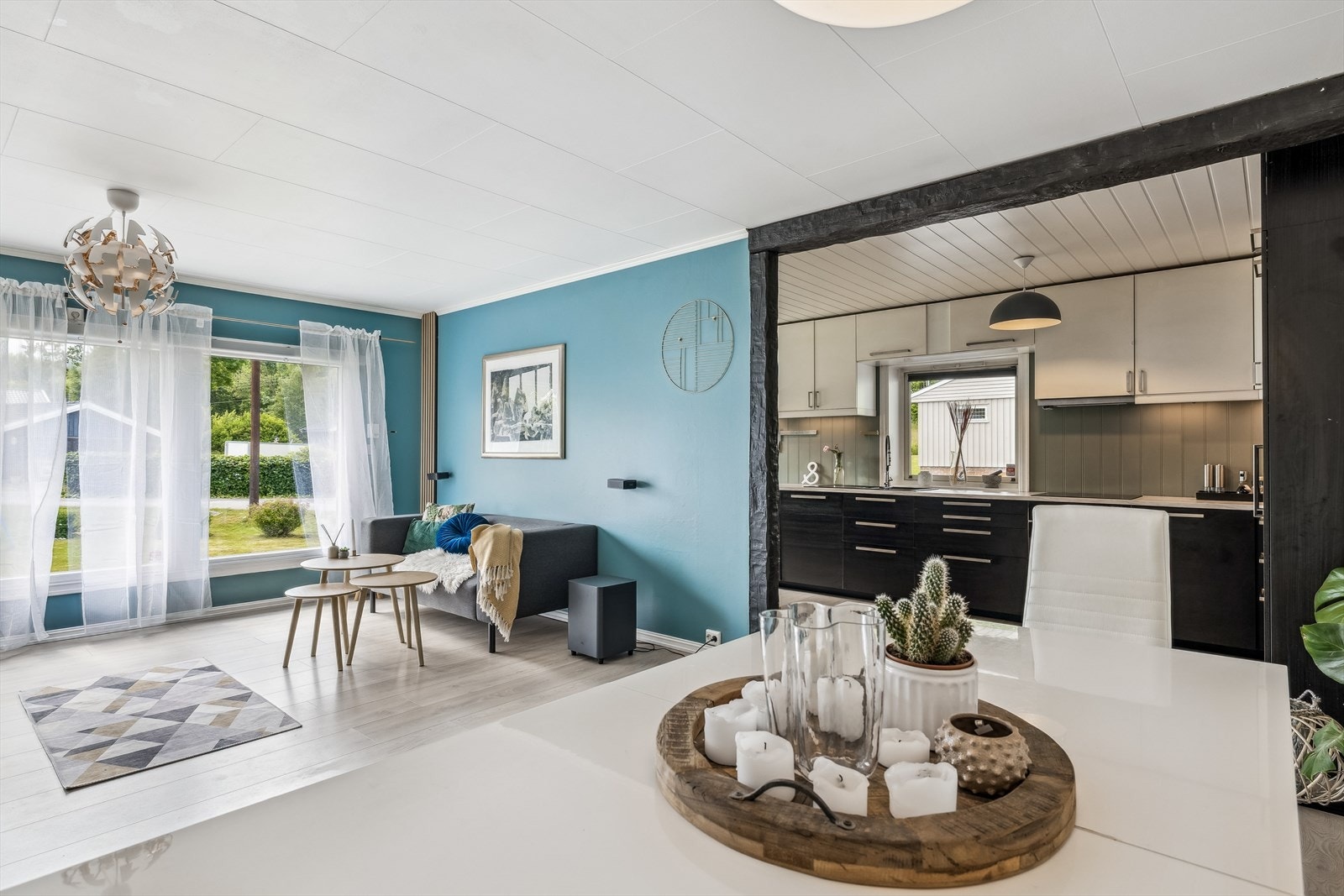 Stue og kjøkken er i delvis åpen løsning Galleribilde