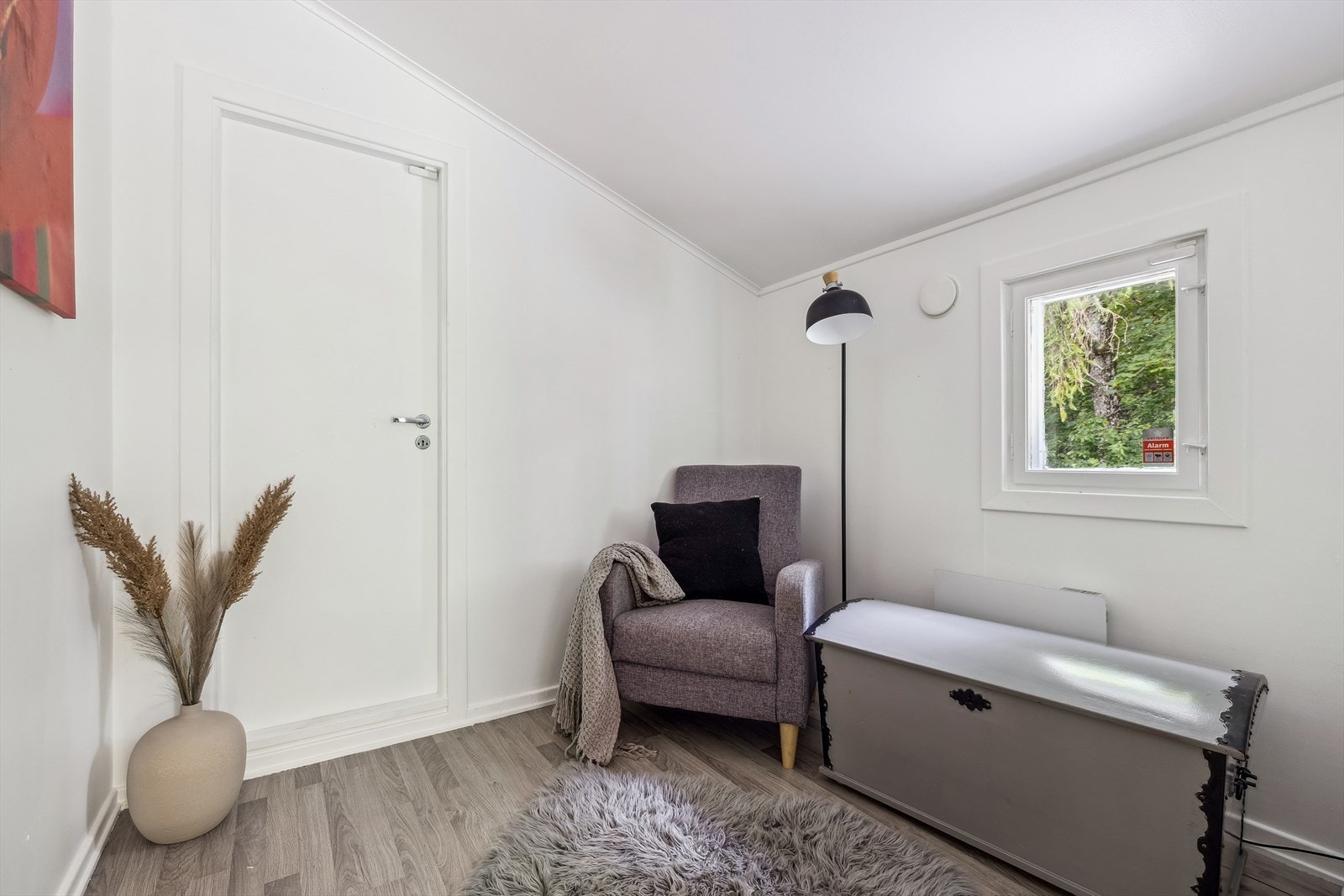 Mellomgang med inngang til vaskerom Galleribilde