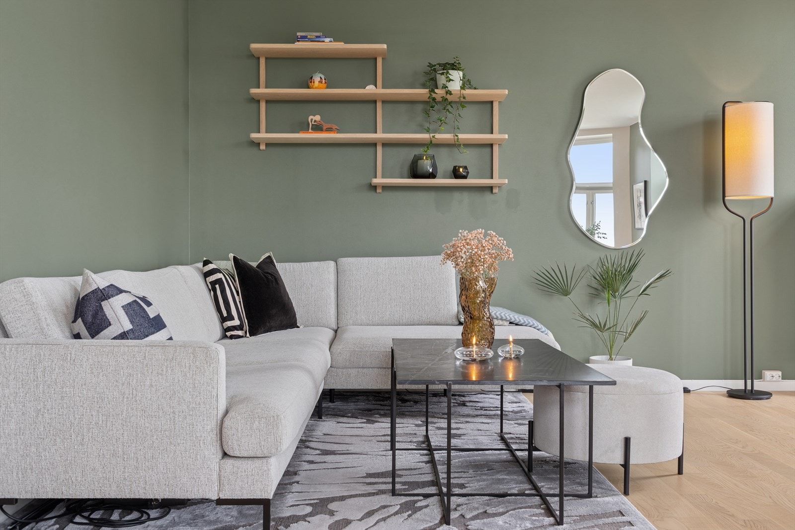 Bygget inkl. leiligheten ble renovert i 2020/2021 og holder en gjennomgående høy standard. Galleribilde