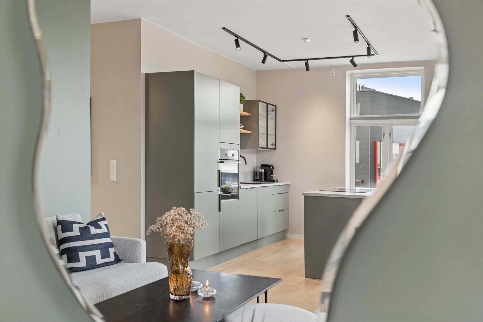 Det åpne stue-/kjøkkenløsningen måler 35,2². Galleribilde