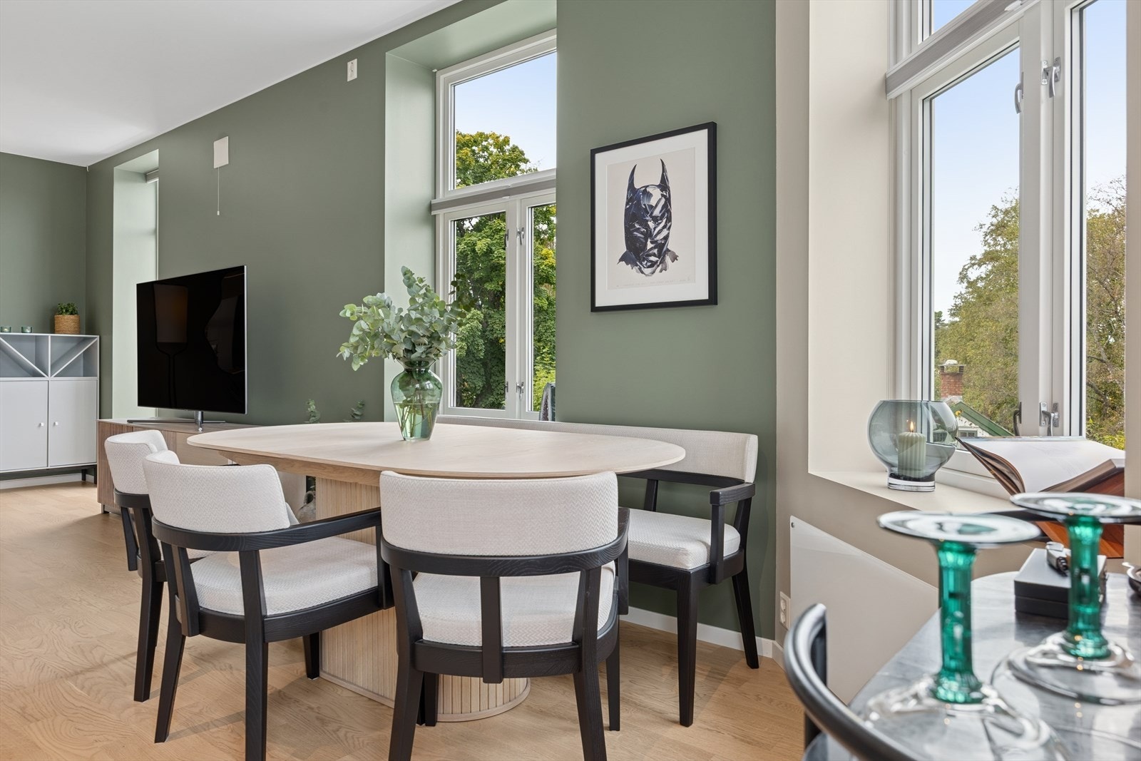 Leiligheten ligger fint til i byggets 2. etasje. Galleribilde